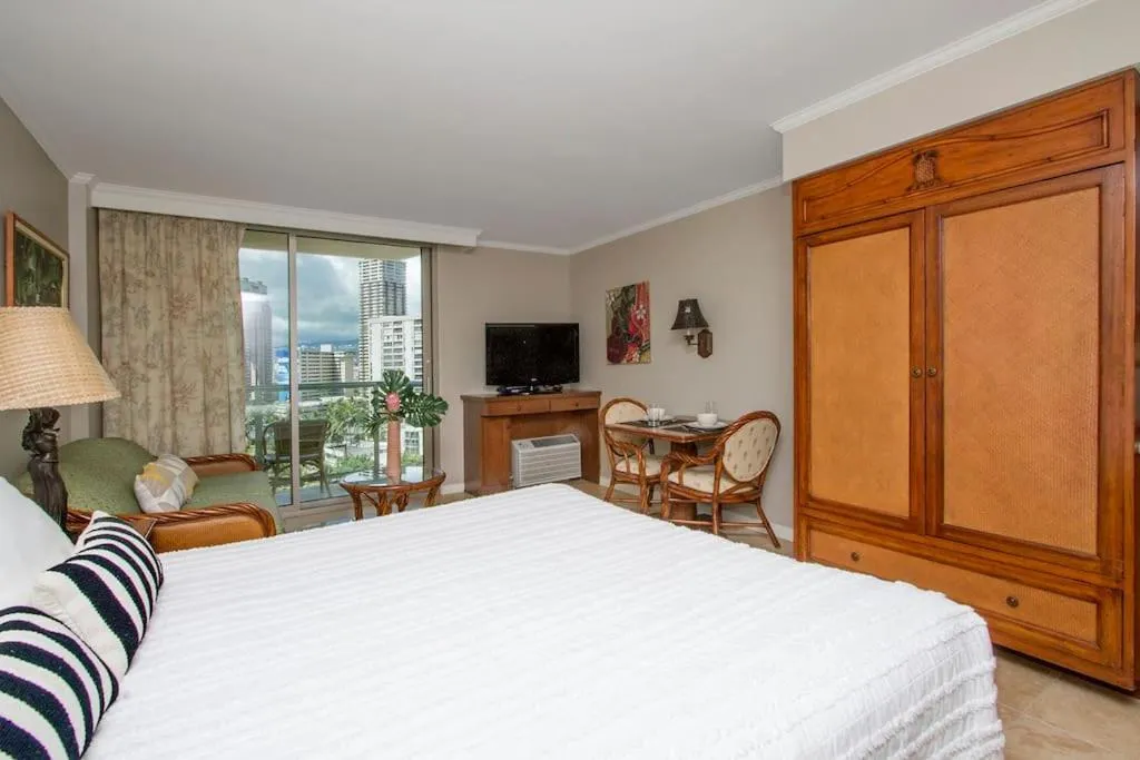 Hotel room on the strip in Kalakaua Ave views L903