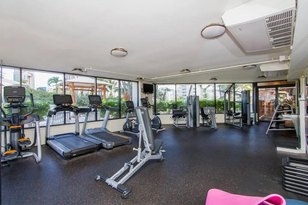 Hotel room on the strip in Kalakaua Ave views L903