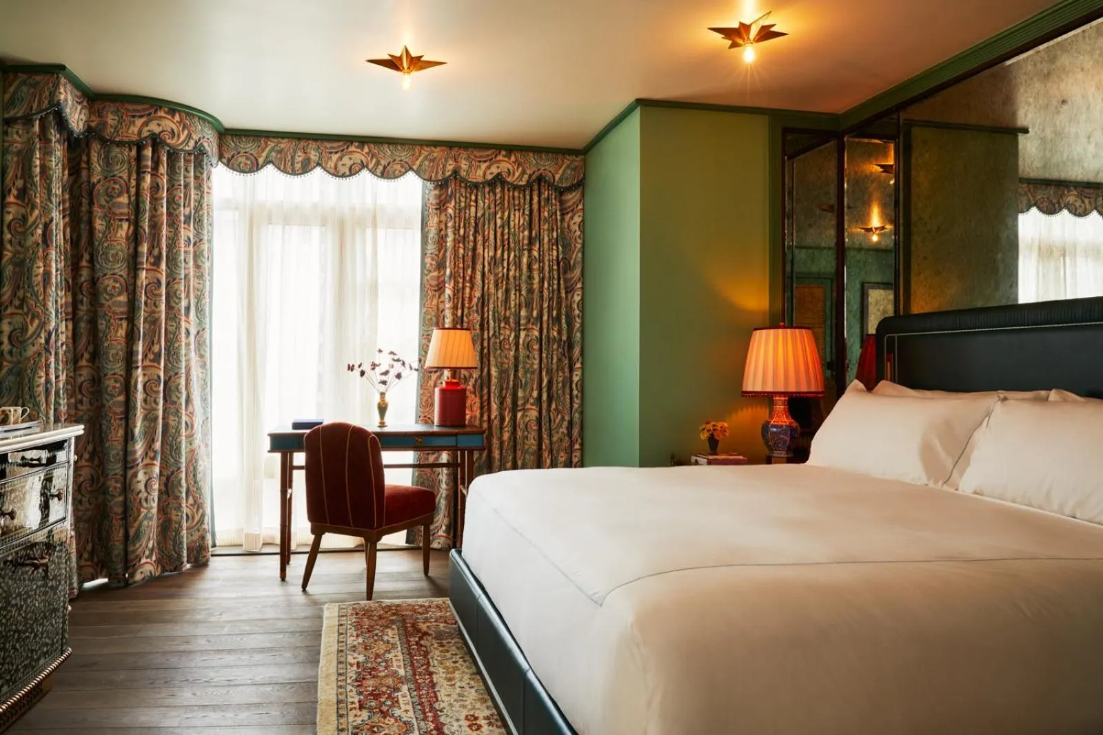 Photo of the whole room, Bed in The Fifth Avenue Hotel