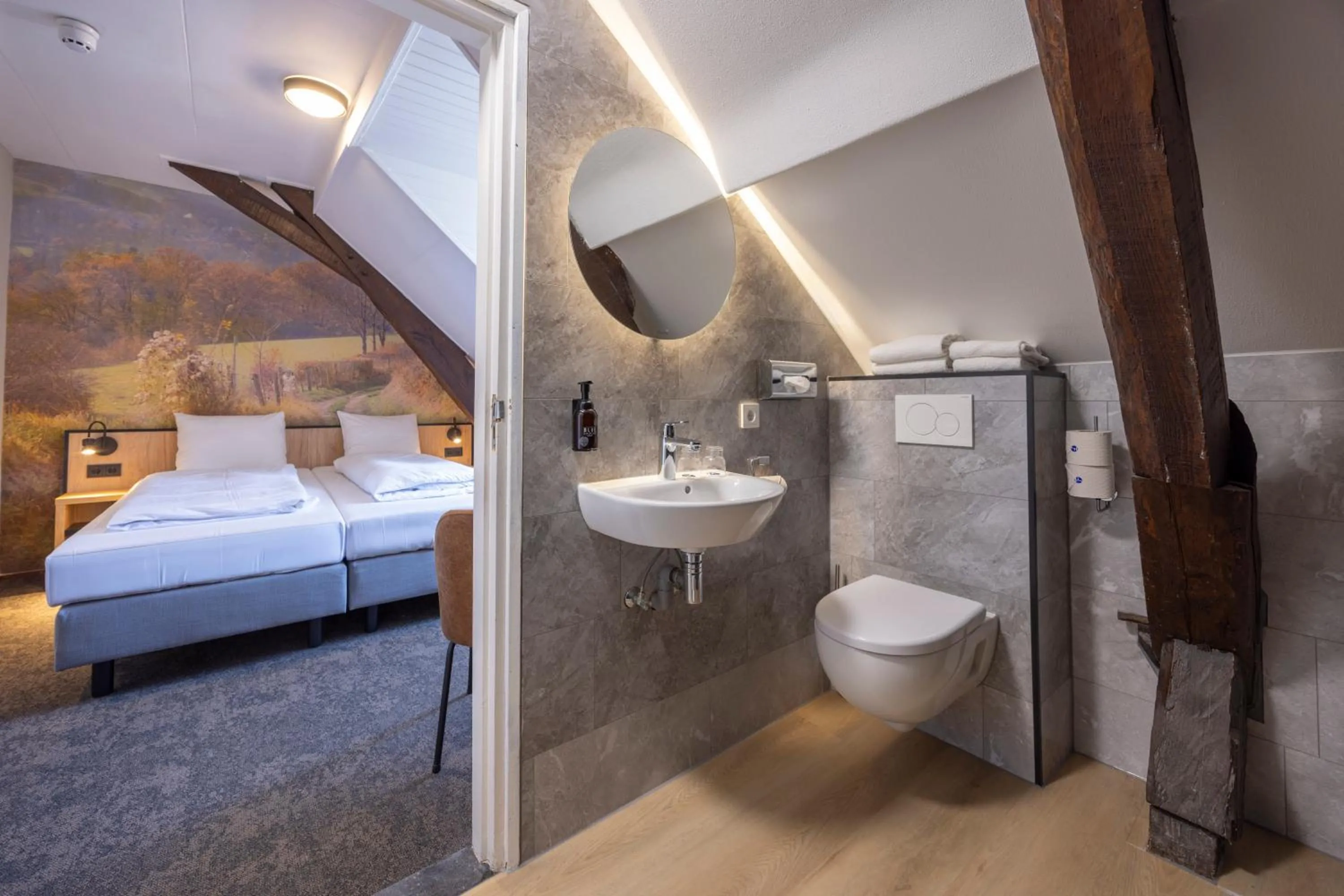 Bathroom, Bed in Fletcher Hotel Restaurant De Burghoeve