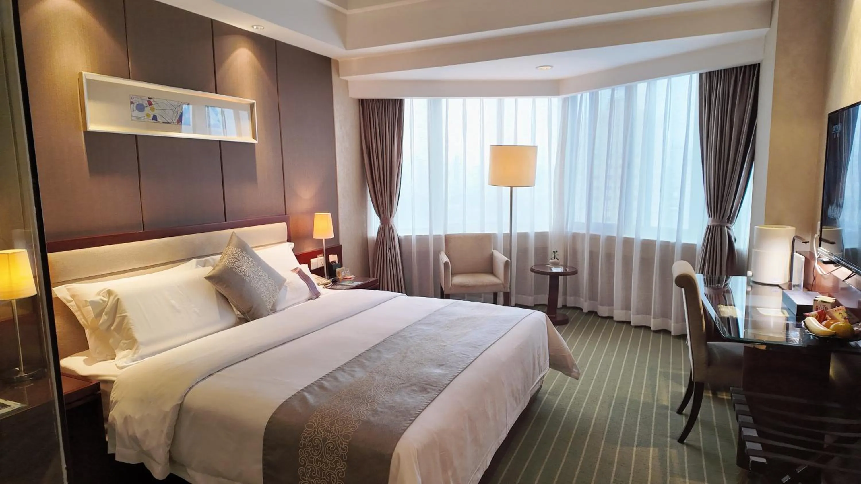 Bed in Kunming Haitian Hotel