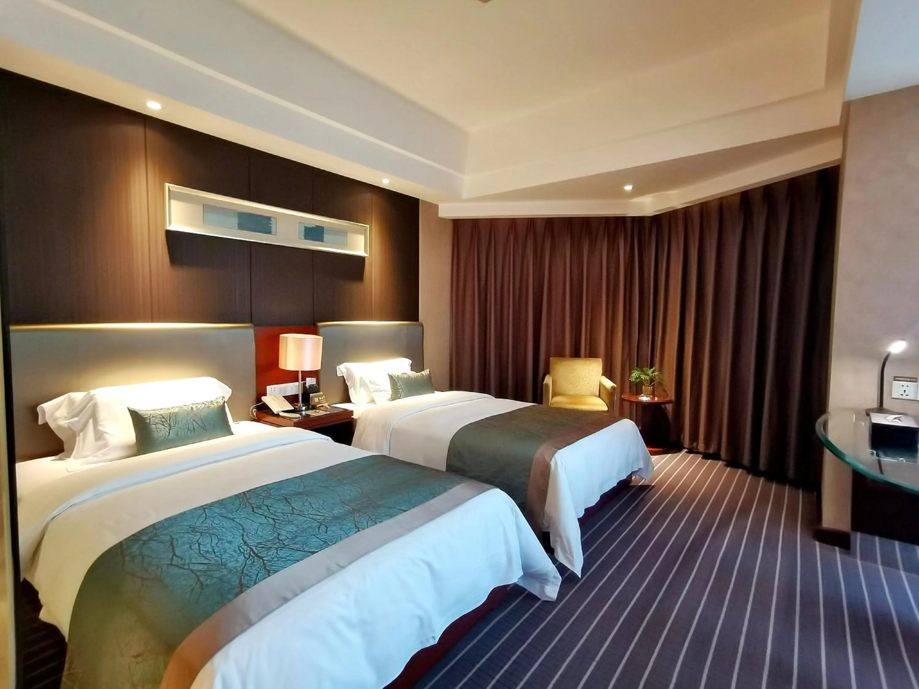 Bed in Kunming Haitian Hotel