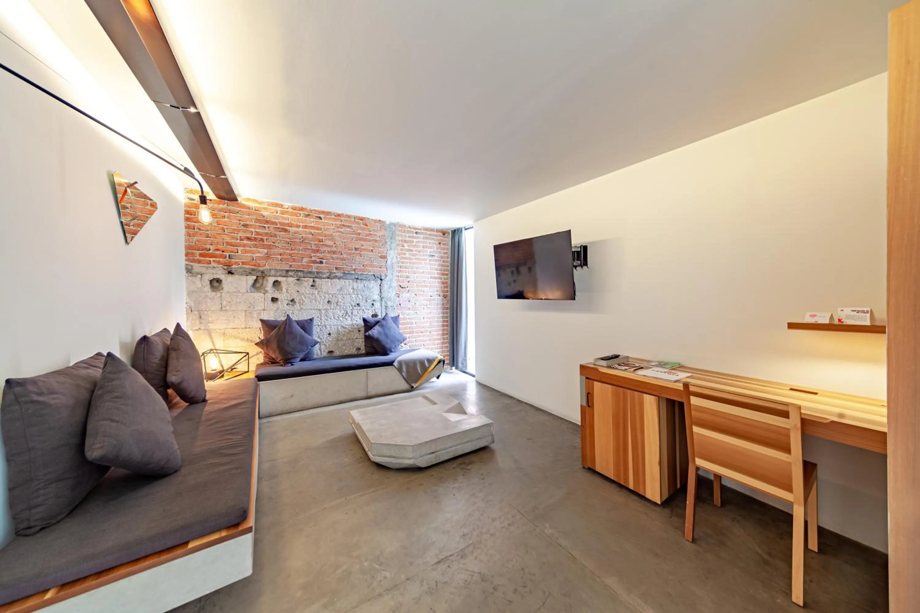 TV and multimedia in Hotel Carlota