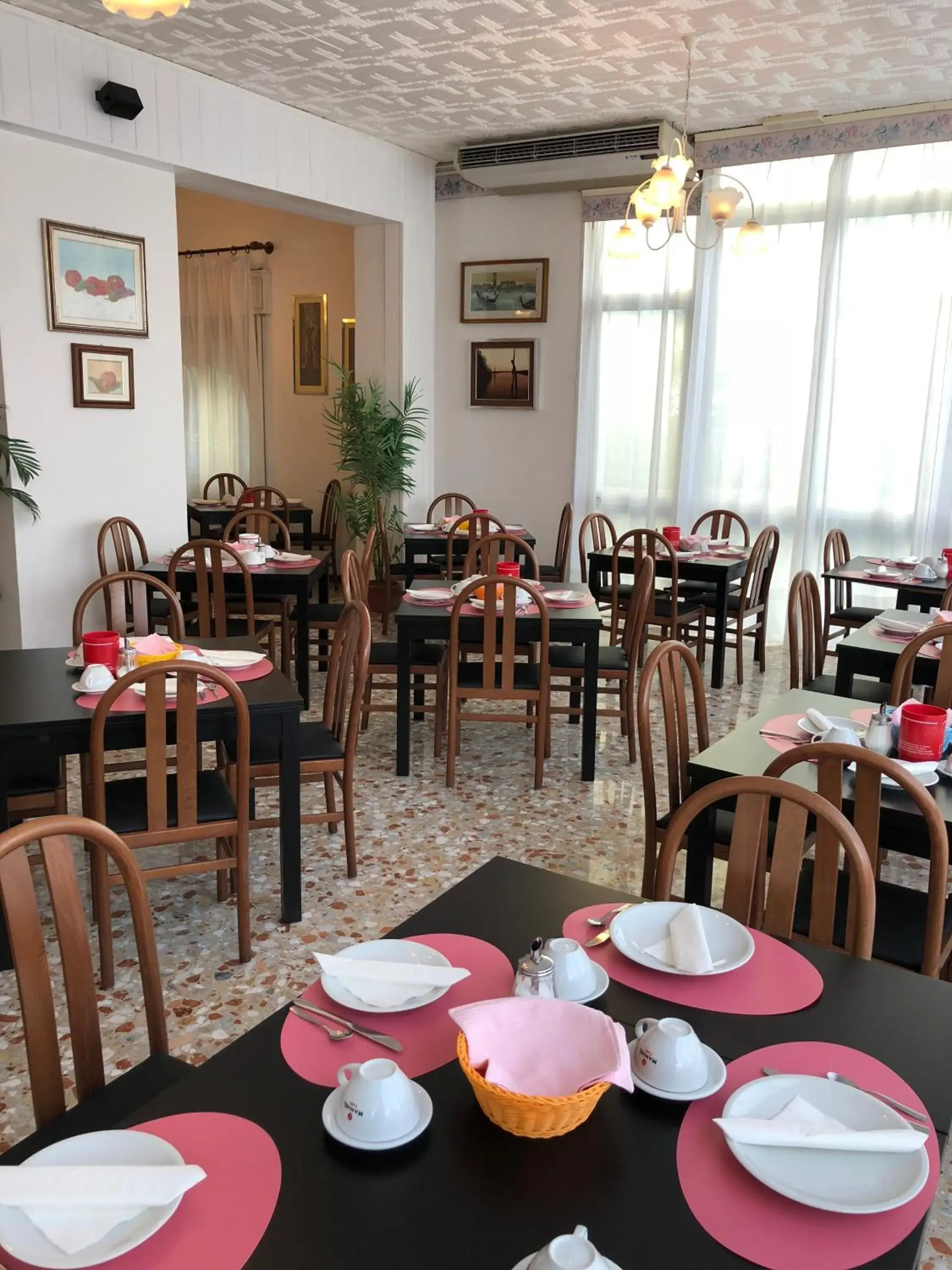 Breakfast, Restaurant/Places to Eat in Hotel Marlisa Pier