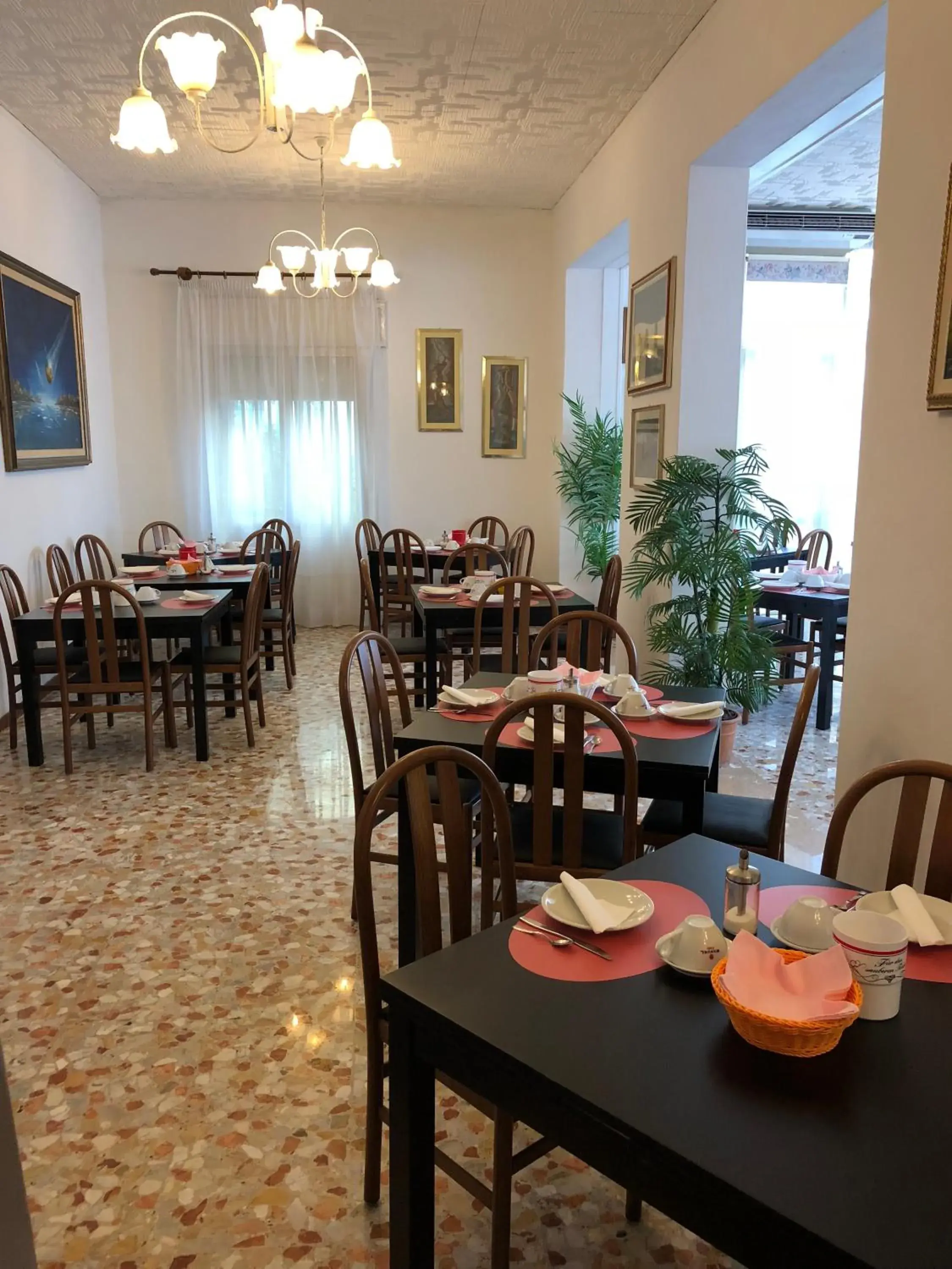 Breakfast, Restaurant/Places to Eat in Hotel Marlisa Pier