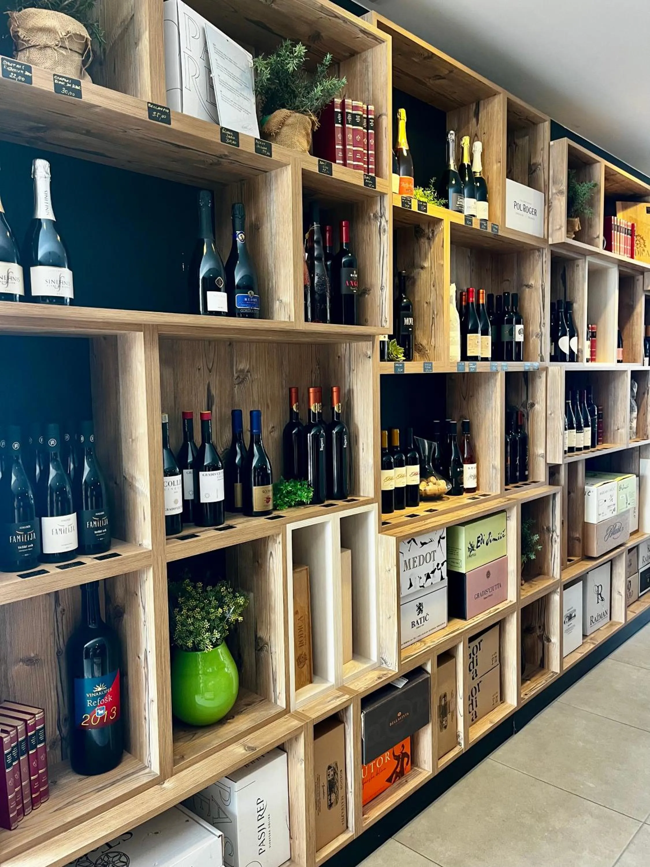 On-site shops in VENEZIANA Boutique Hotel Superior