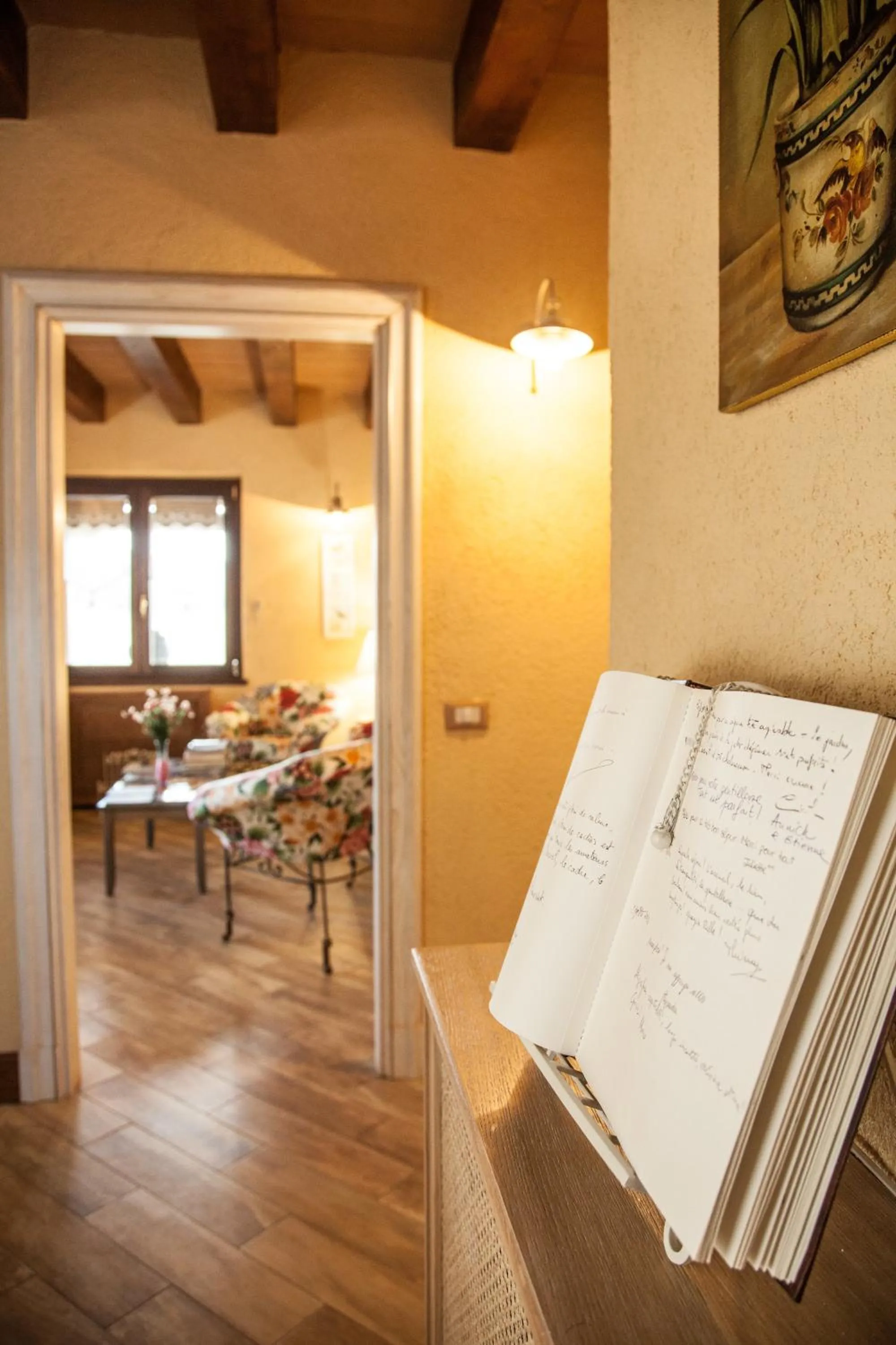 Communal lounge/ TV room in Relais Garden Cactus B&B