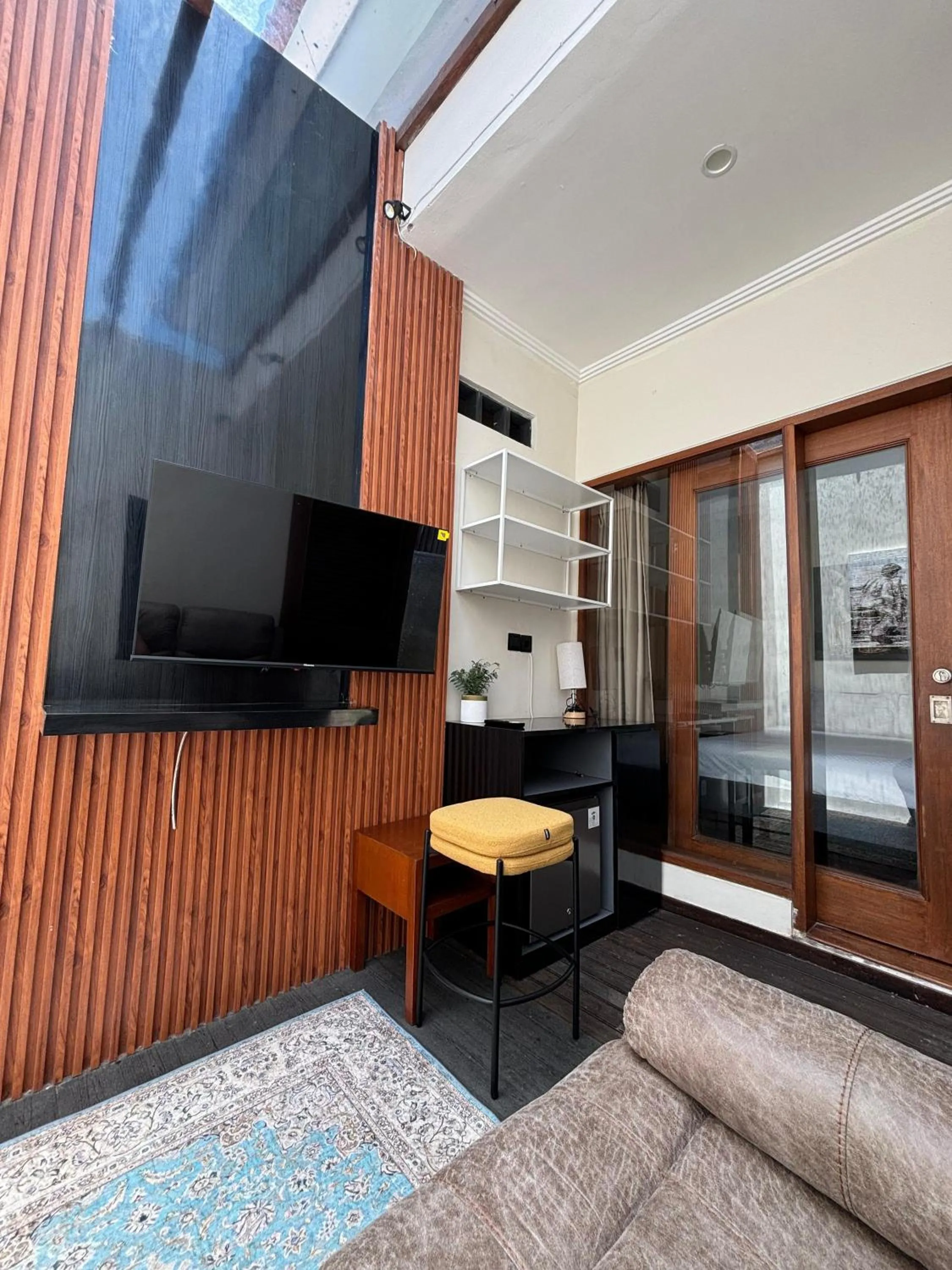 Communal lounge/ TV room in Sutji living