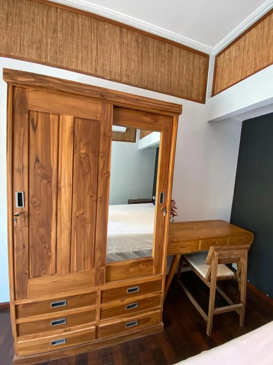 wardrobe in Sutji living