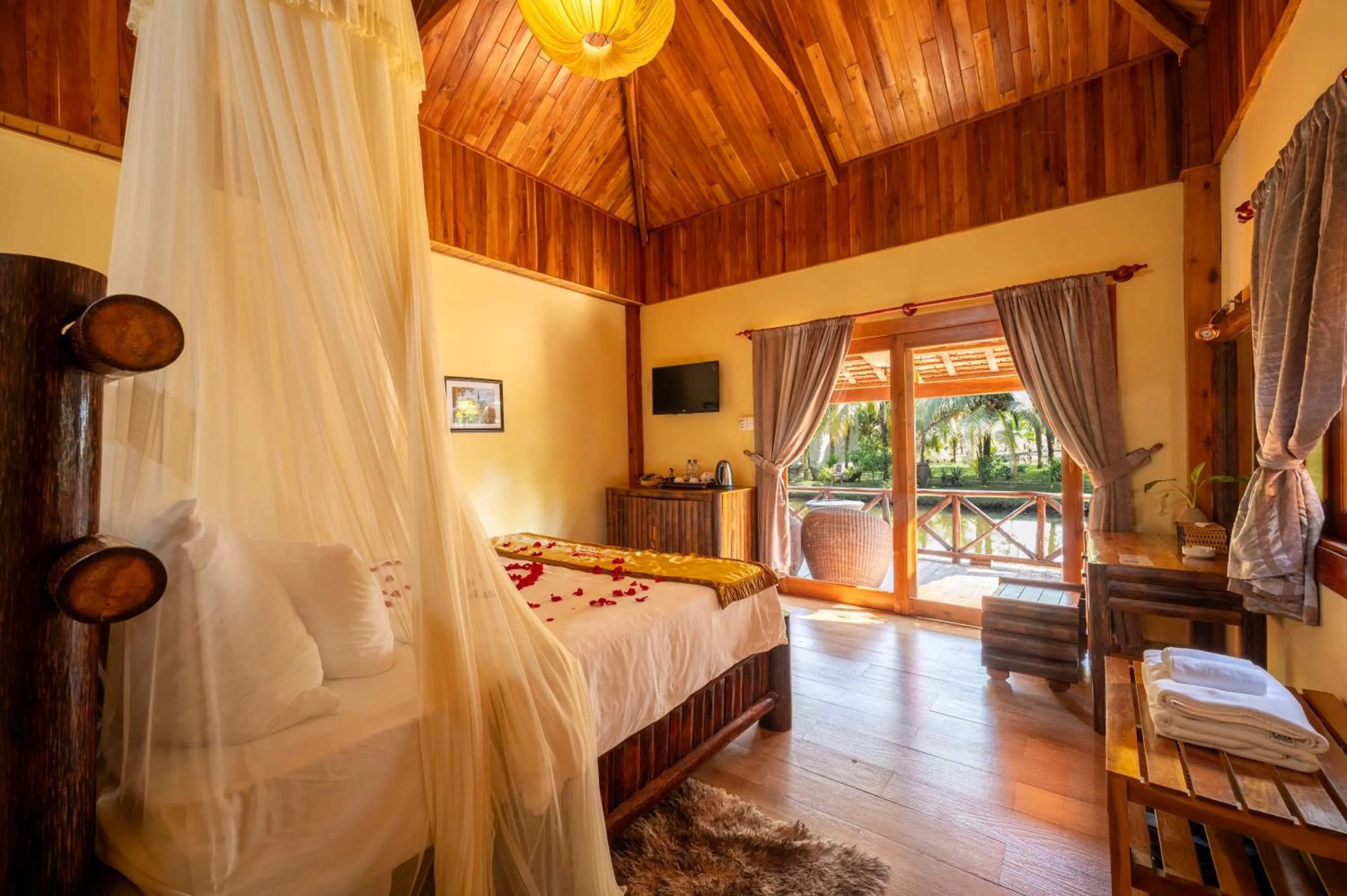 Bedroom, Bed in Chez Carole Beach Resort Phu Quoc