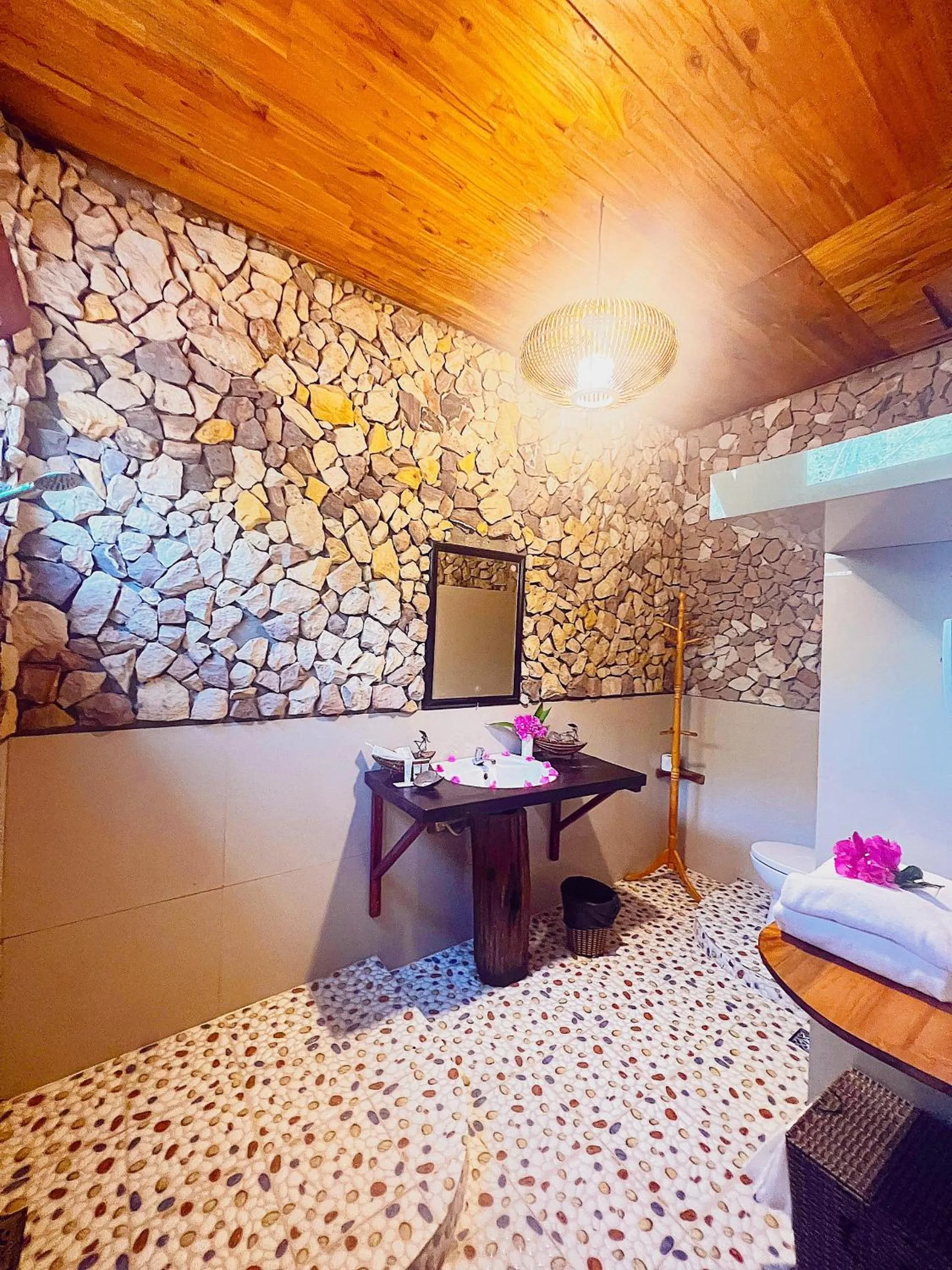 Bathroom, Bed in Chez Carole Beach Resort Phu Quoc