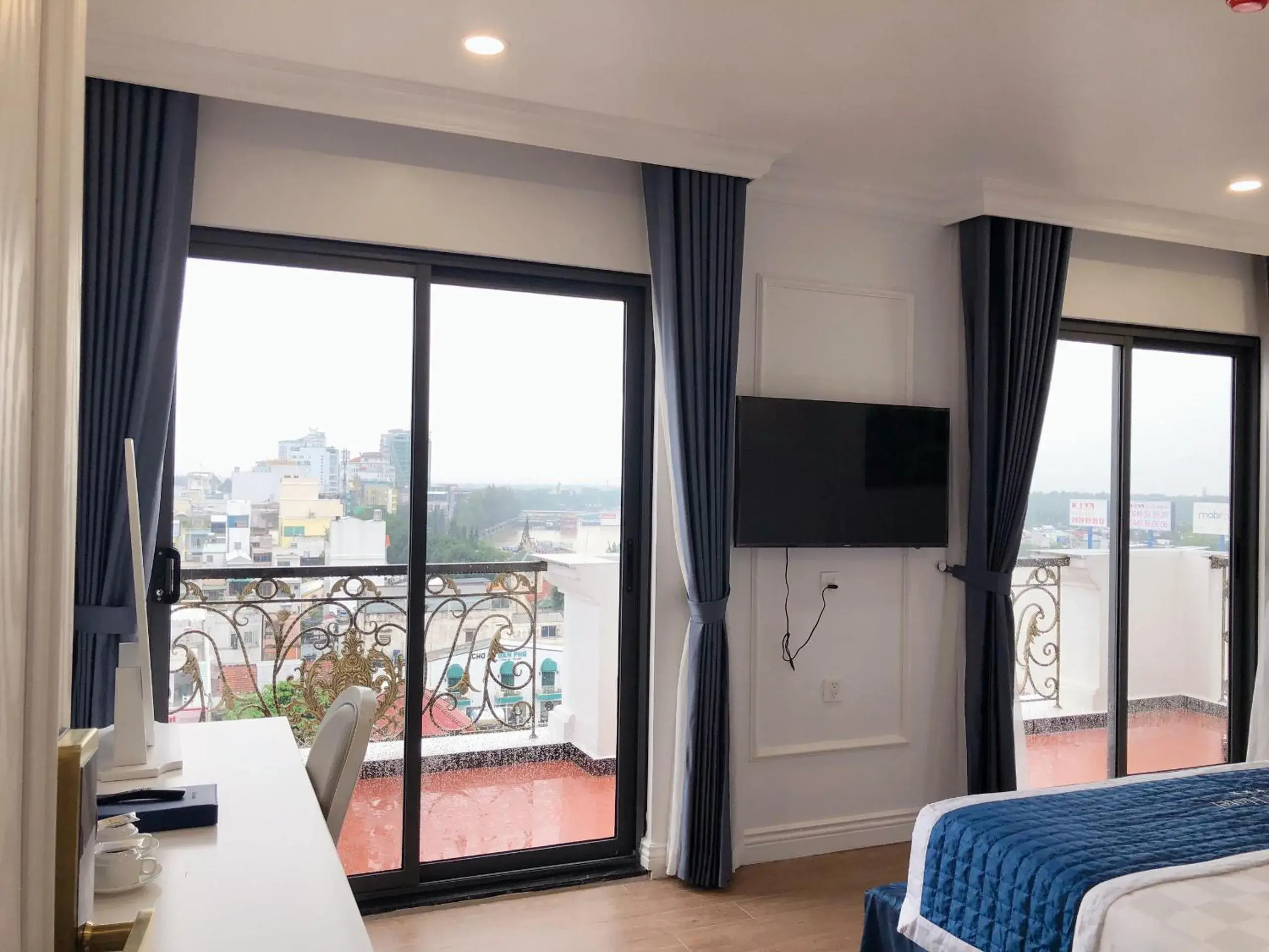 Deluxe Double Room with Balcony in Senior Hotel 2 Deluxe Double Room with Balcony in Senior Hotel 2