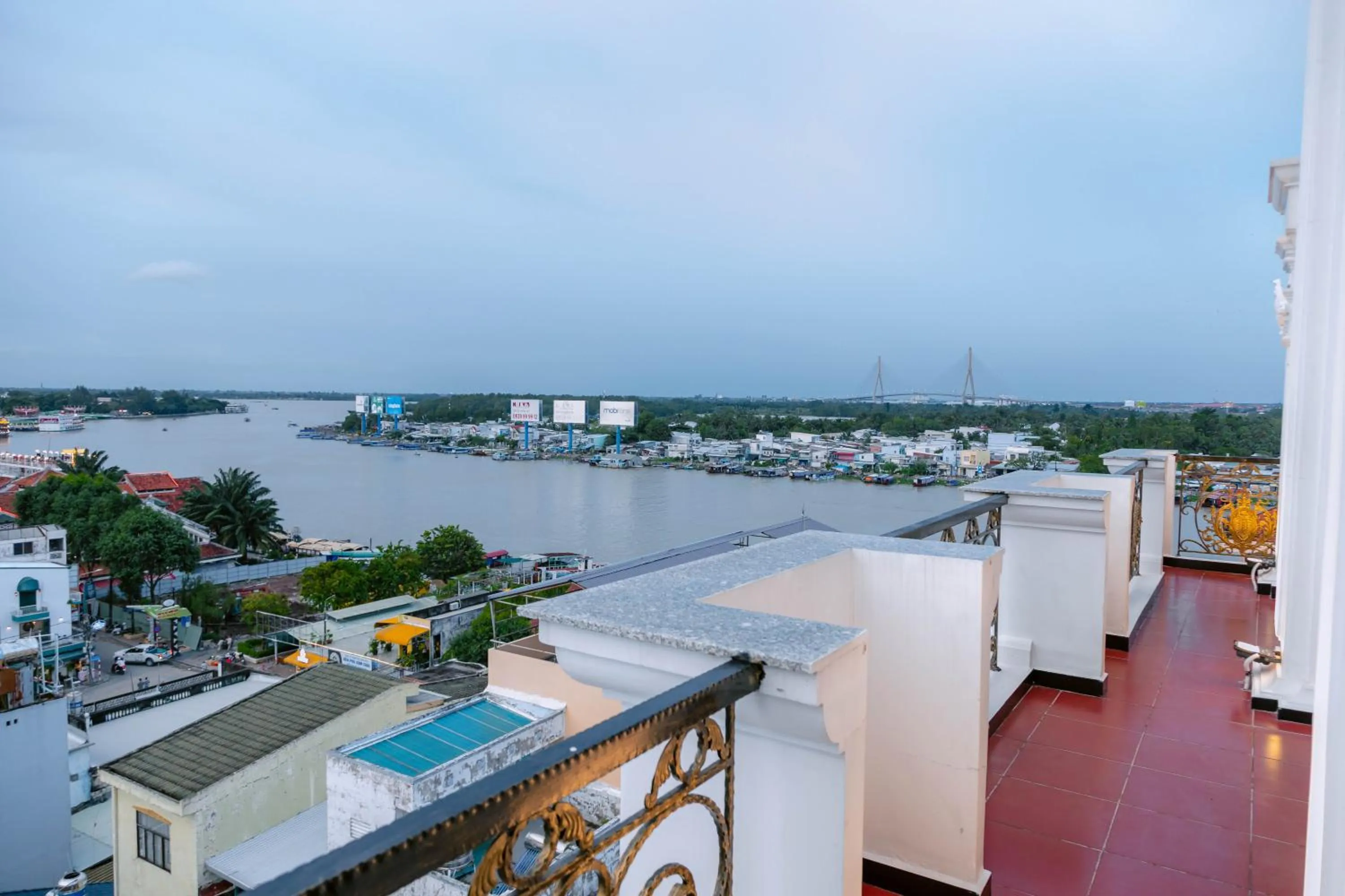 Restaurant/places to eat in Senior Hotel 2