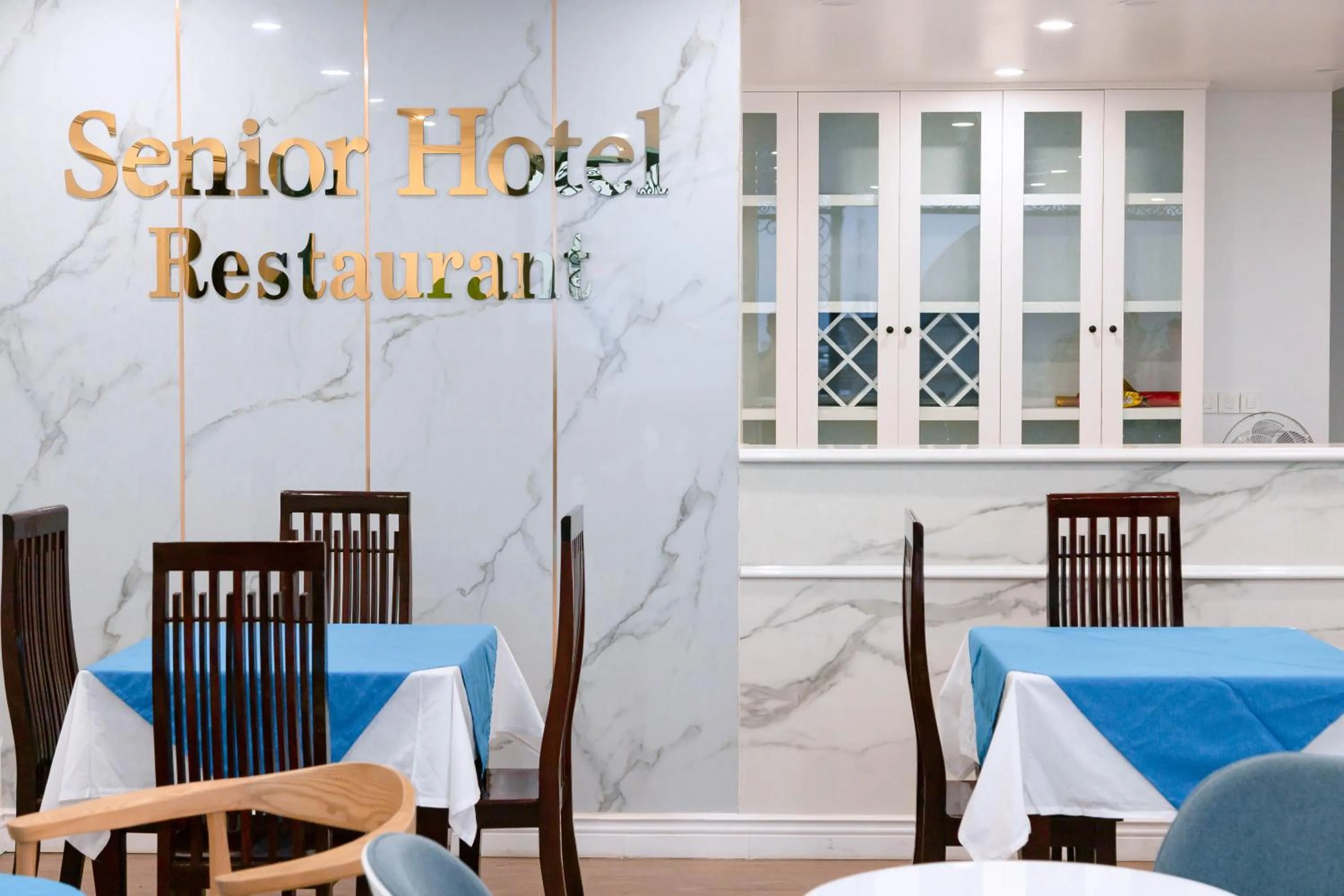 Restaurant/places to eat in Senior Hotel 2