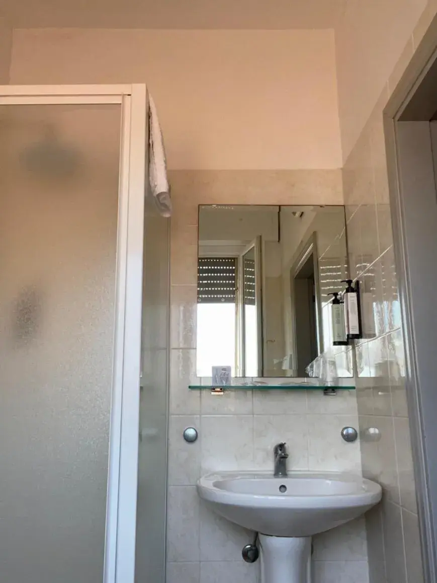 Shower, Bathroom in Hotel New Primula