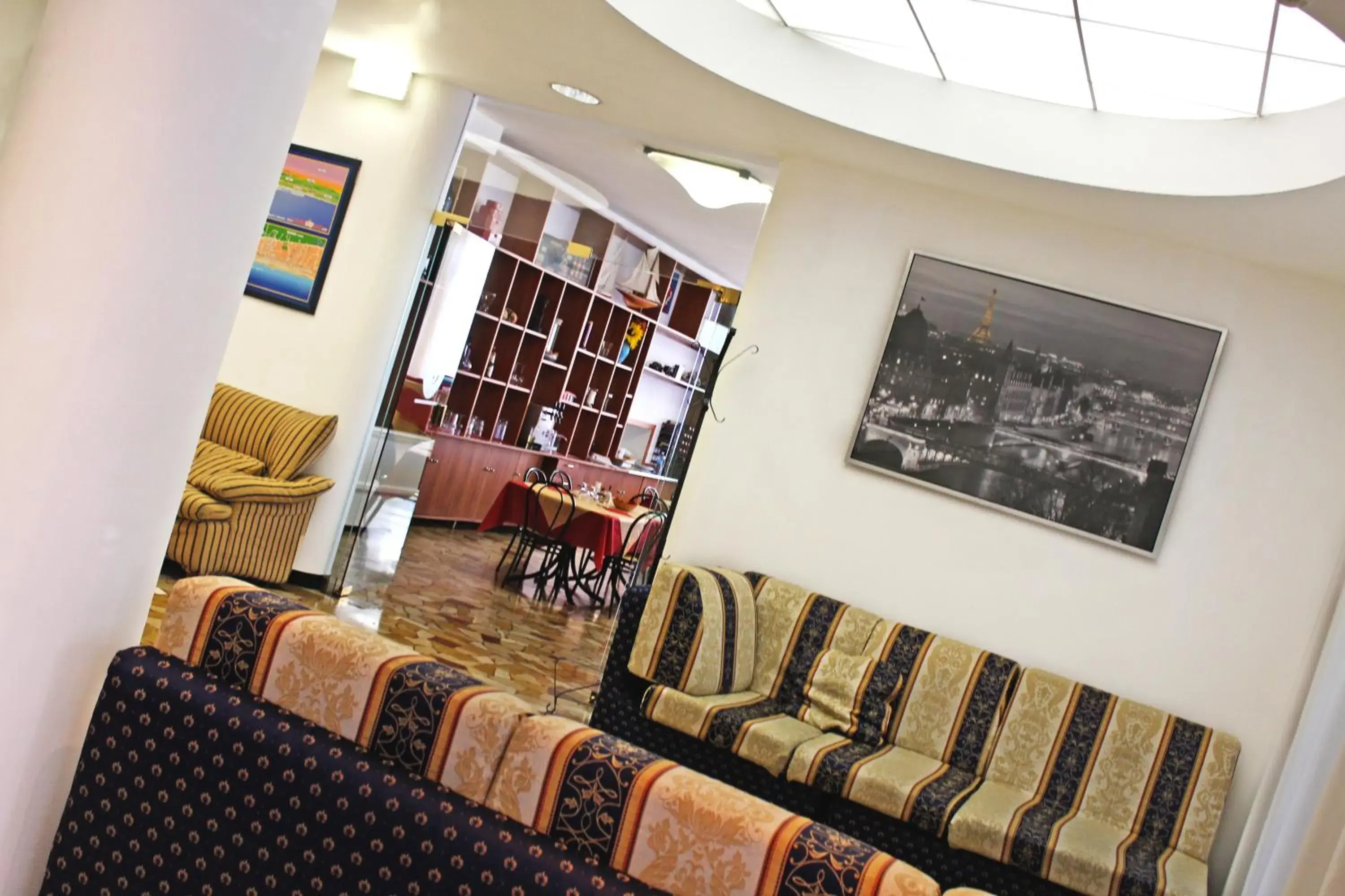 Communal lounge/ TV room, Seating Area in Hotel New Primula