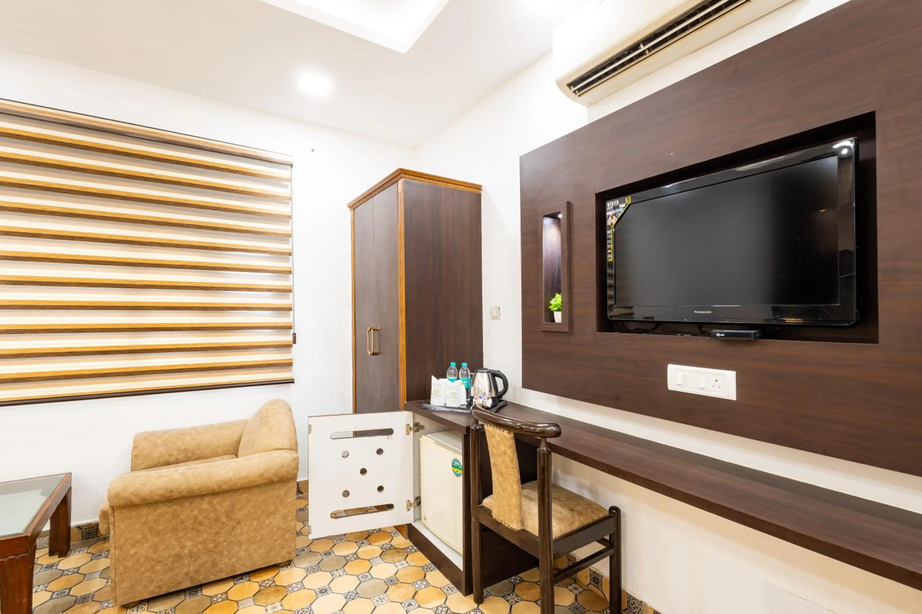 TV and multimedia in Hotel Panickers Residency - Near Ganga Ram & BLK Hospital - Karol Bagh