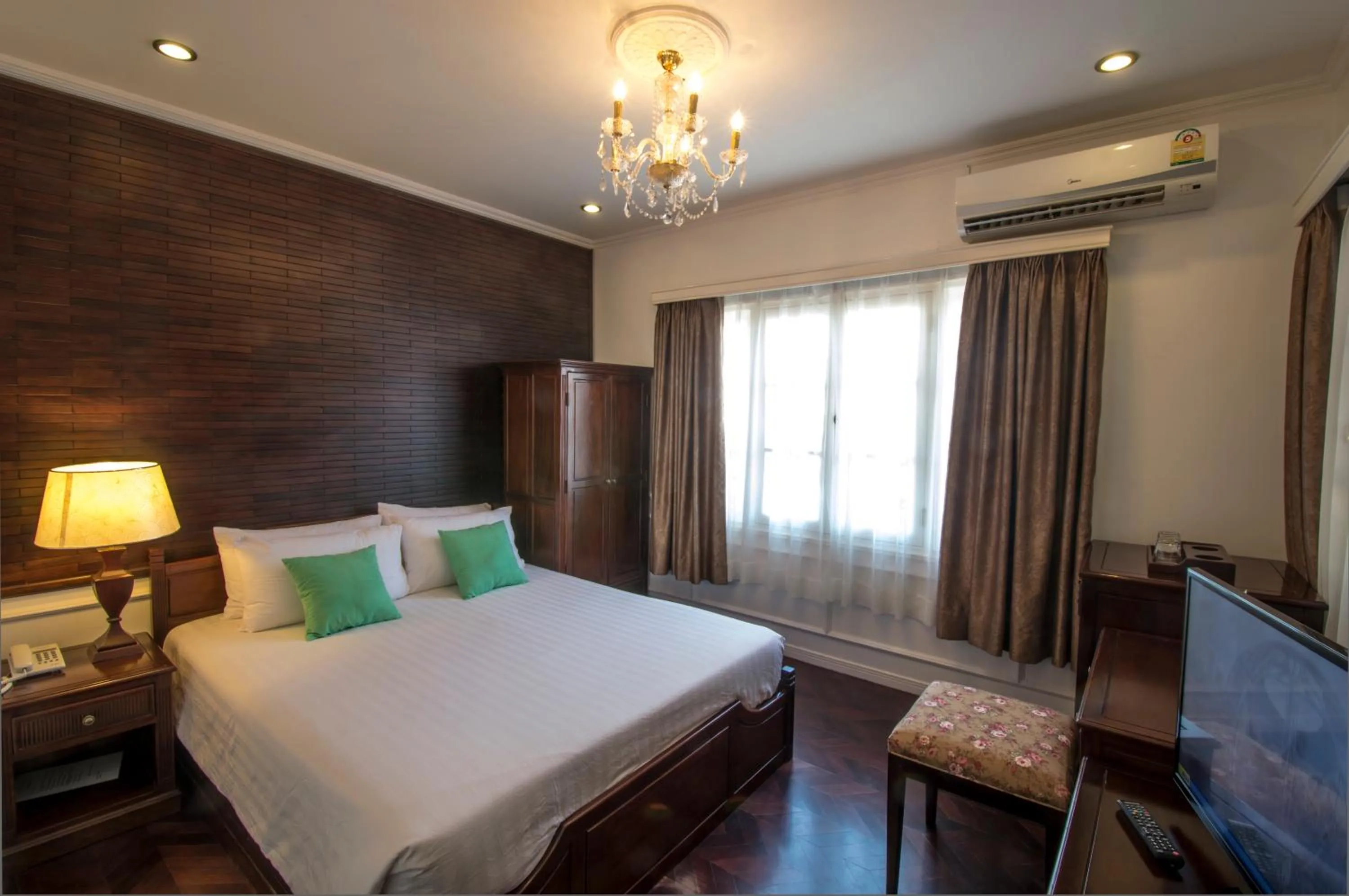 Photo of the whole room, Bed in Le Bouton D'or Boutique Hotel