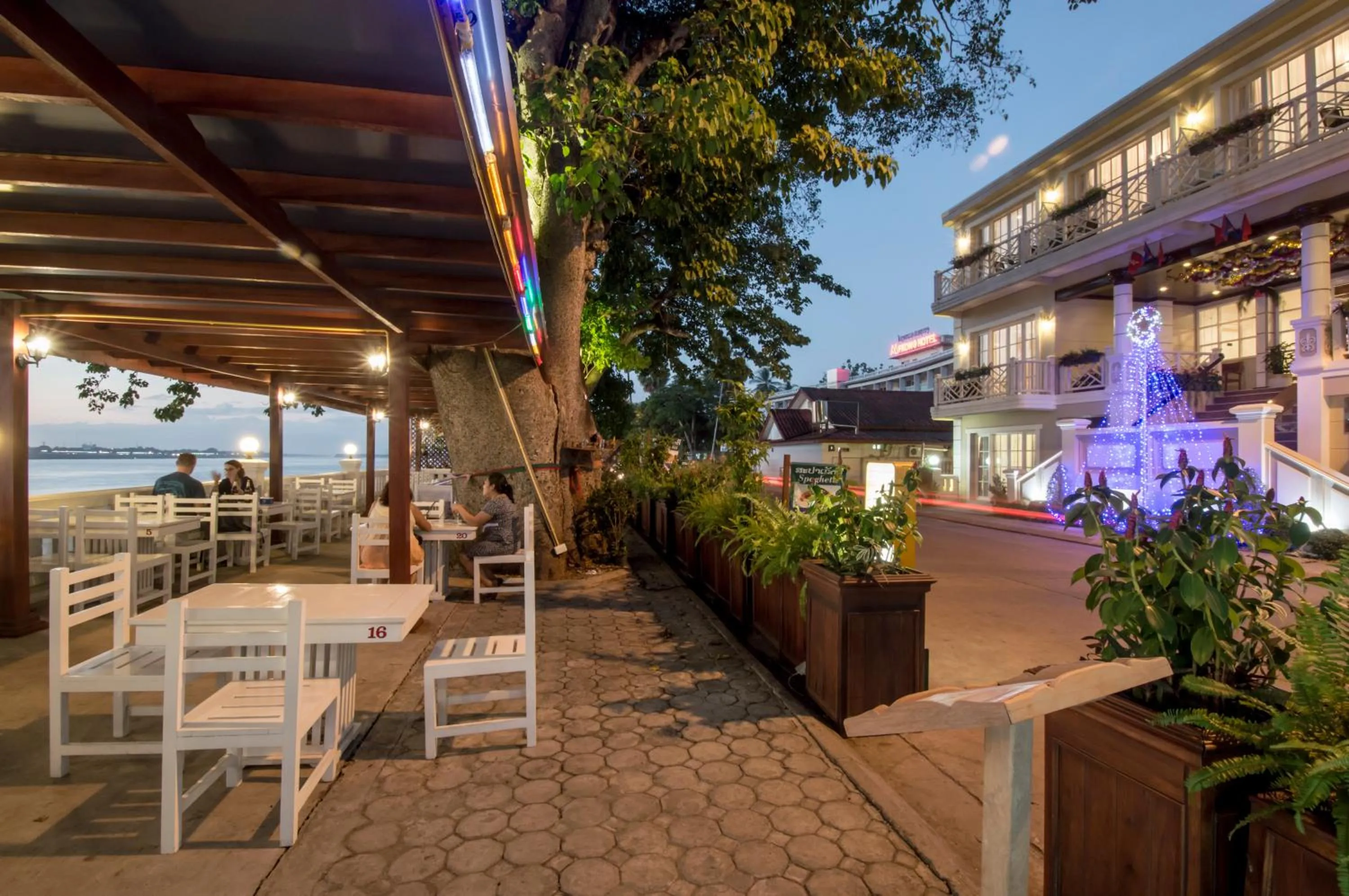 Restaurant/places to eat in Le Bouton D'or Boutique Hotel