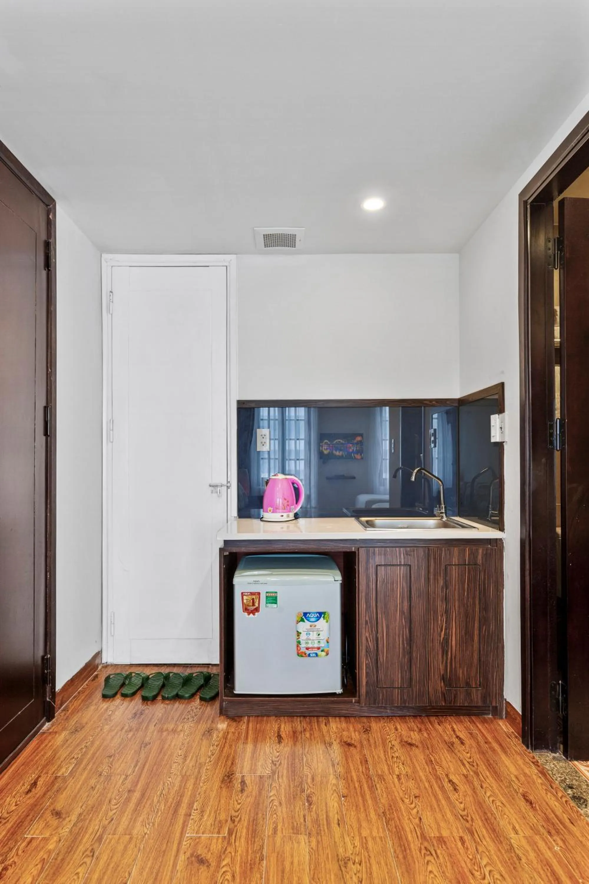 TV and multimedia in Amis Hotel & Apartment - 50m to My Khe Beach