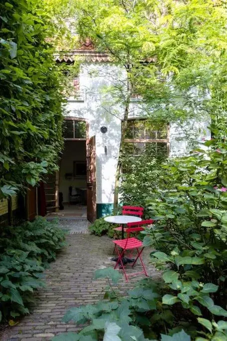 Carriage House in quiet ecological garden Carriage House in quiet ecological garden