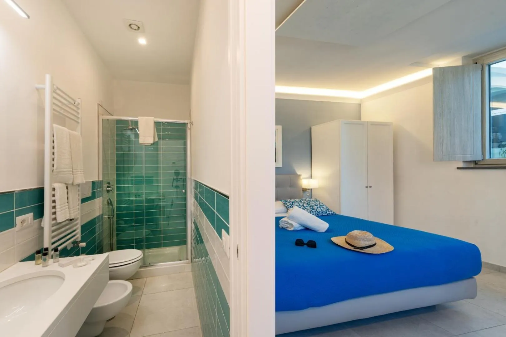 Bathroom, Bed in Villa Emanuel White