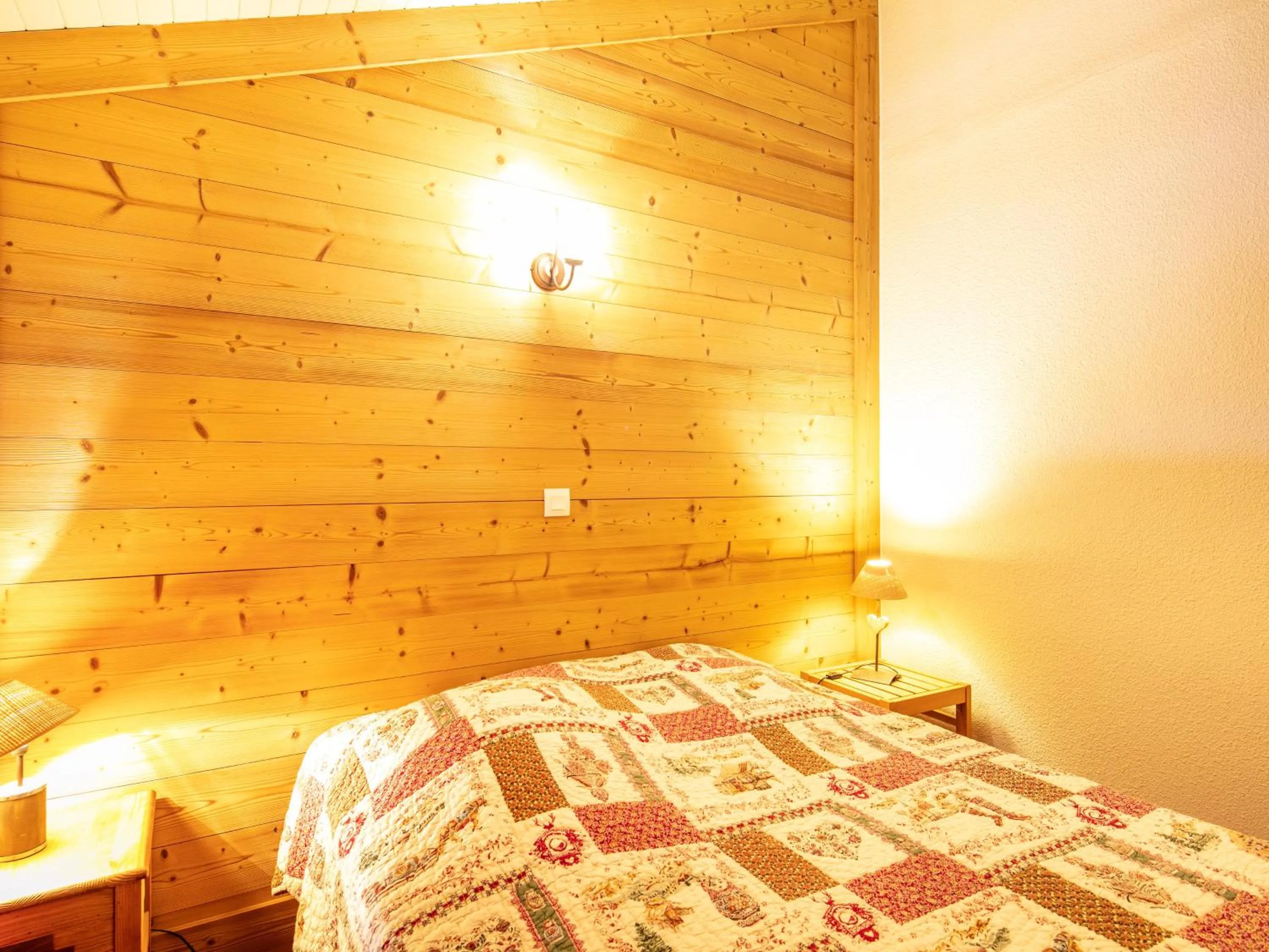 Bedroom, Bed in Vacancéole - Résidence Le Sappey - Doucy