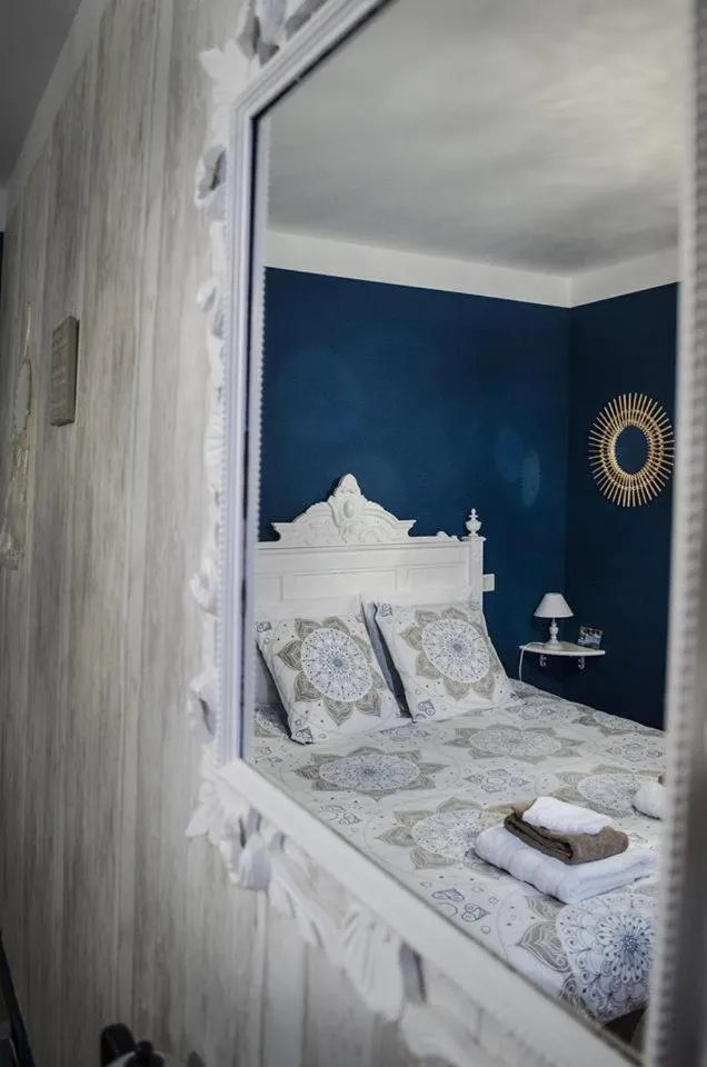 Bedroom, Bed in L'Escarbotine