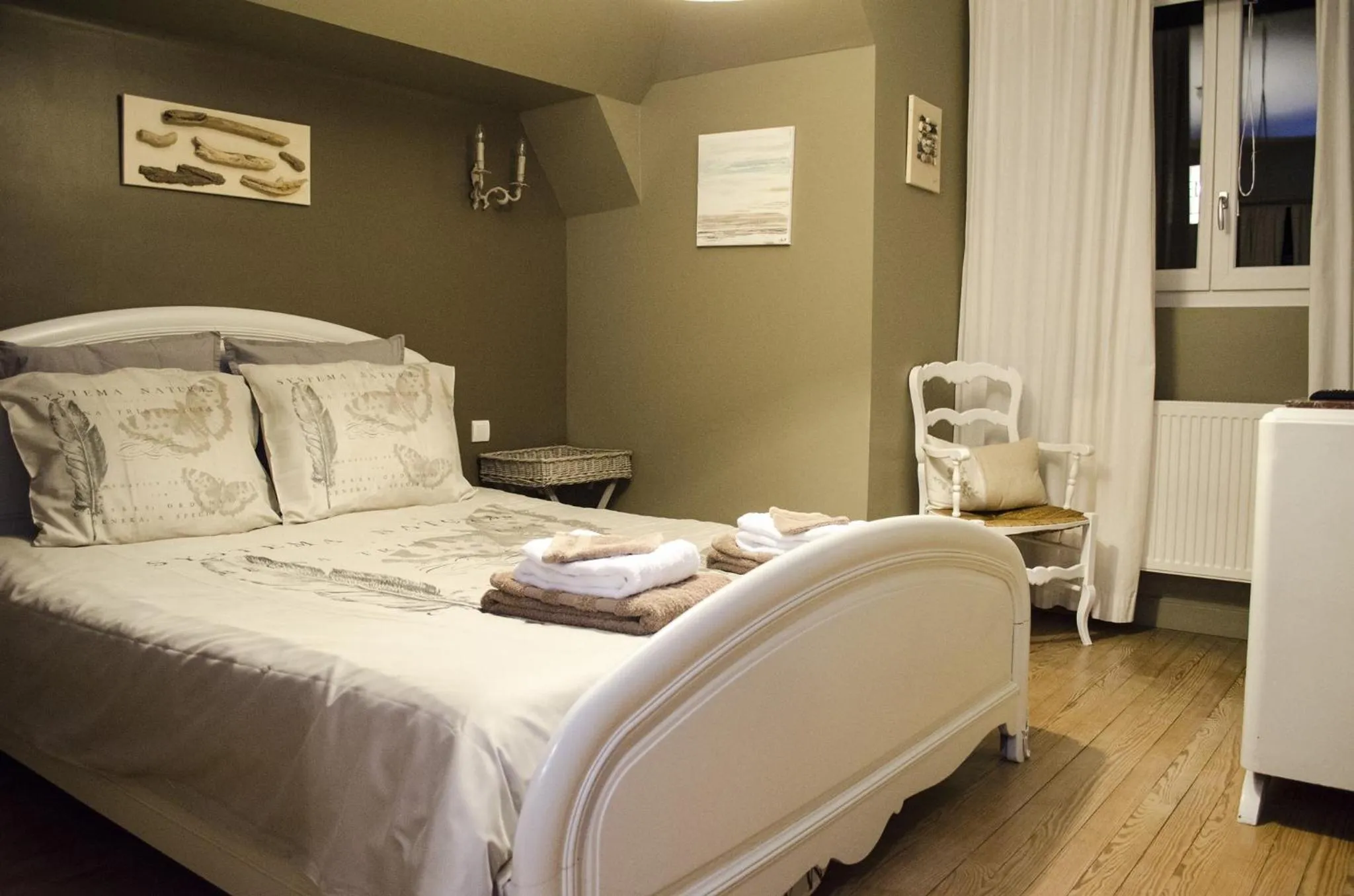 Photo of the whole room, Bed in L'Escarbotine