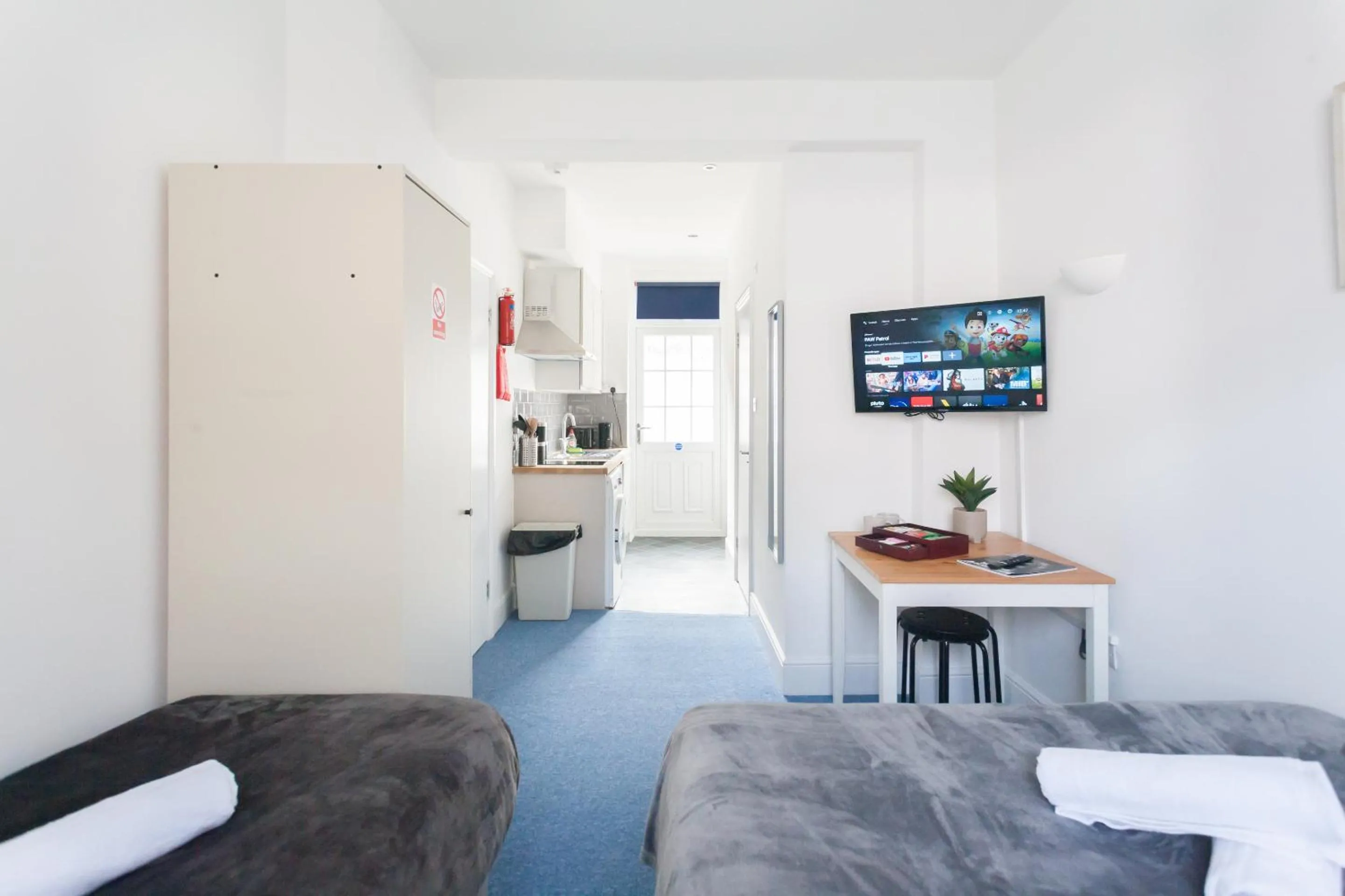 Kitchen or kitchenette, Bed in Camden House