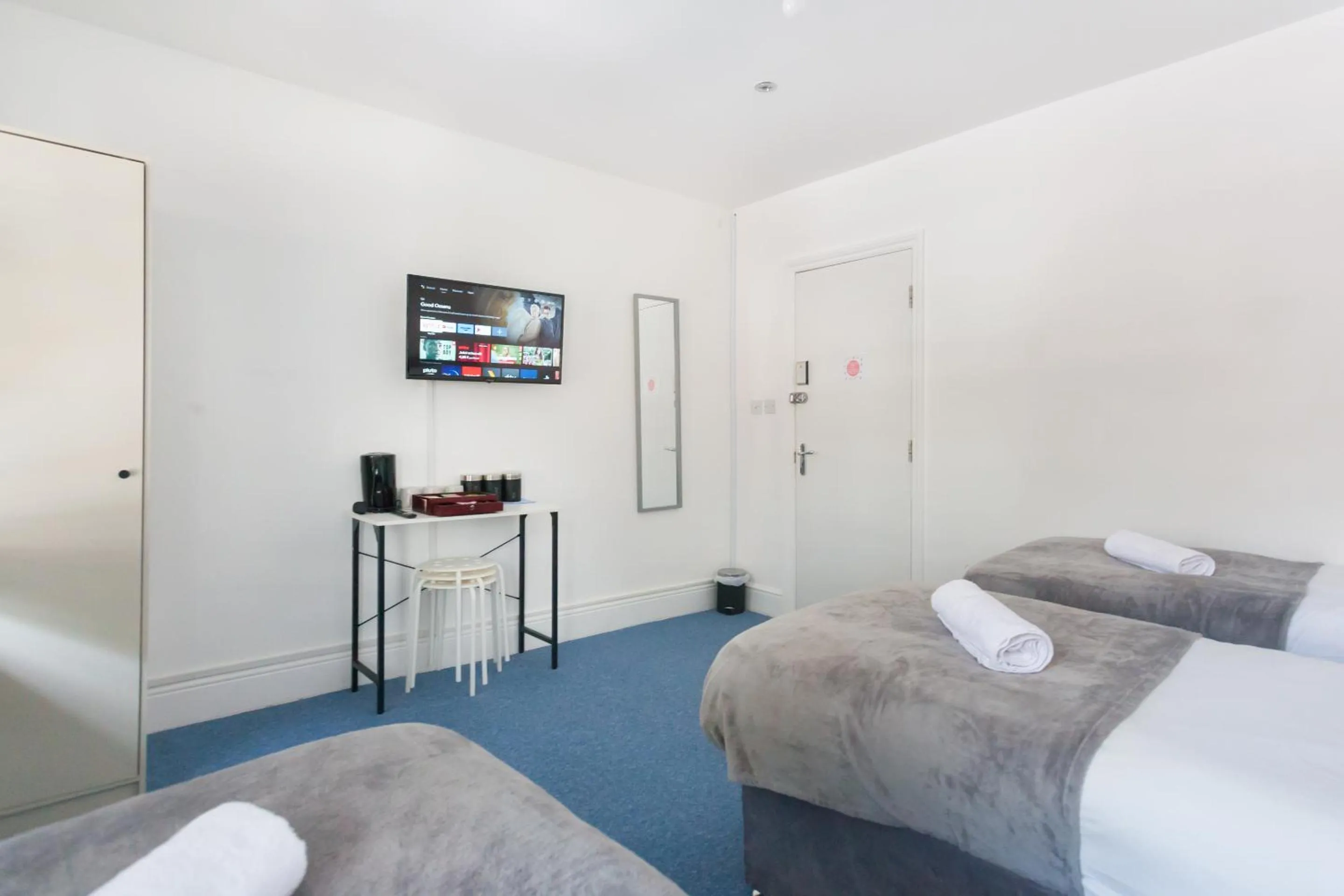 Bedroom, Bed in Camden House