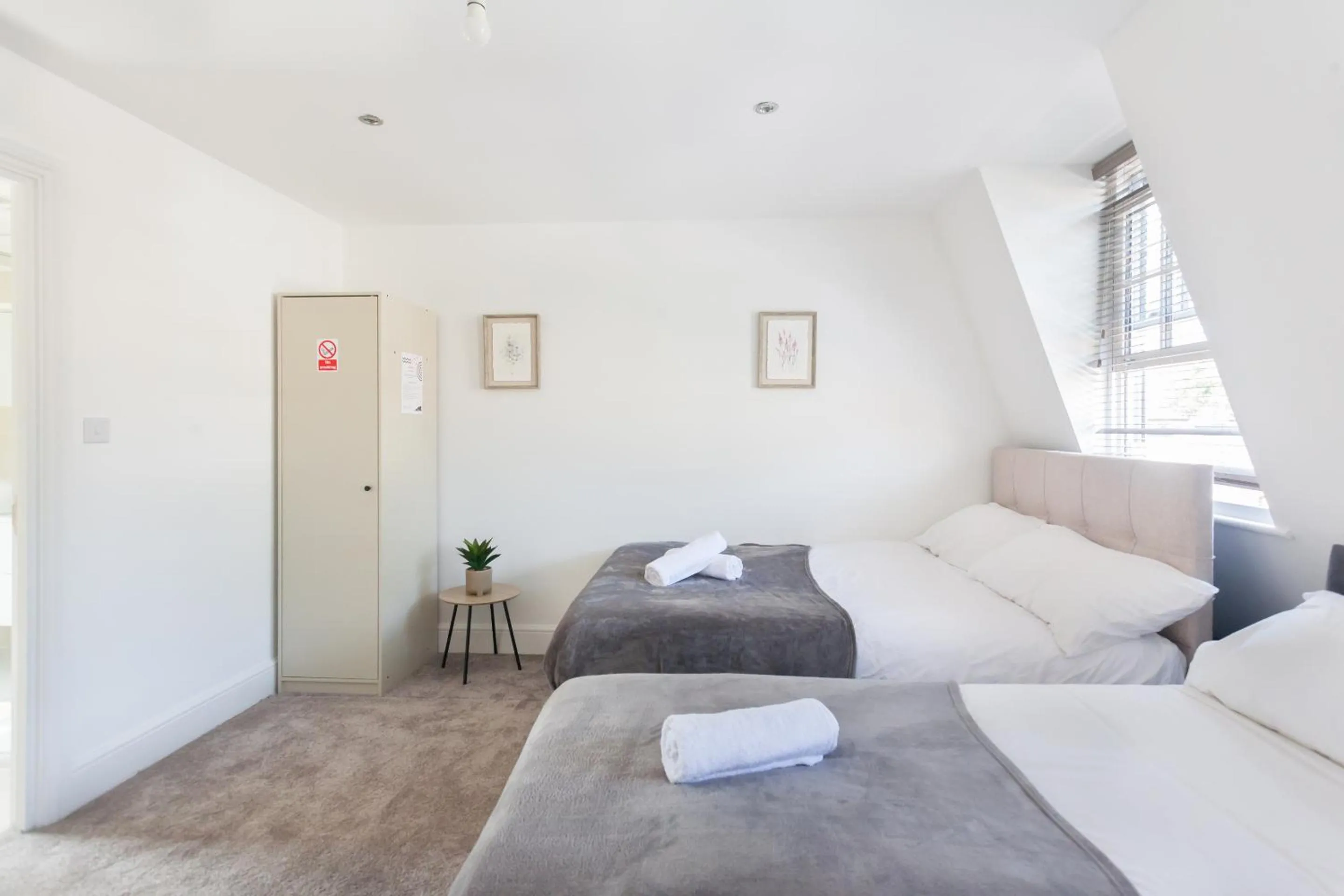 Bedroom, Bed in Camden House