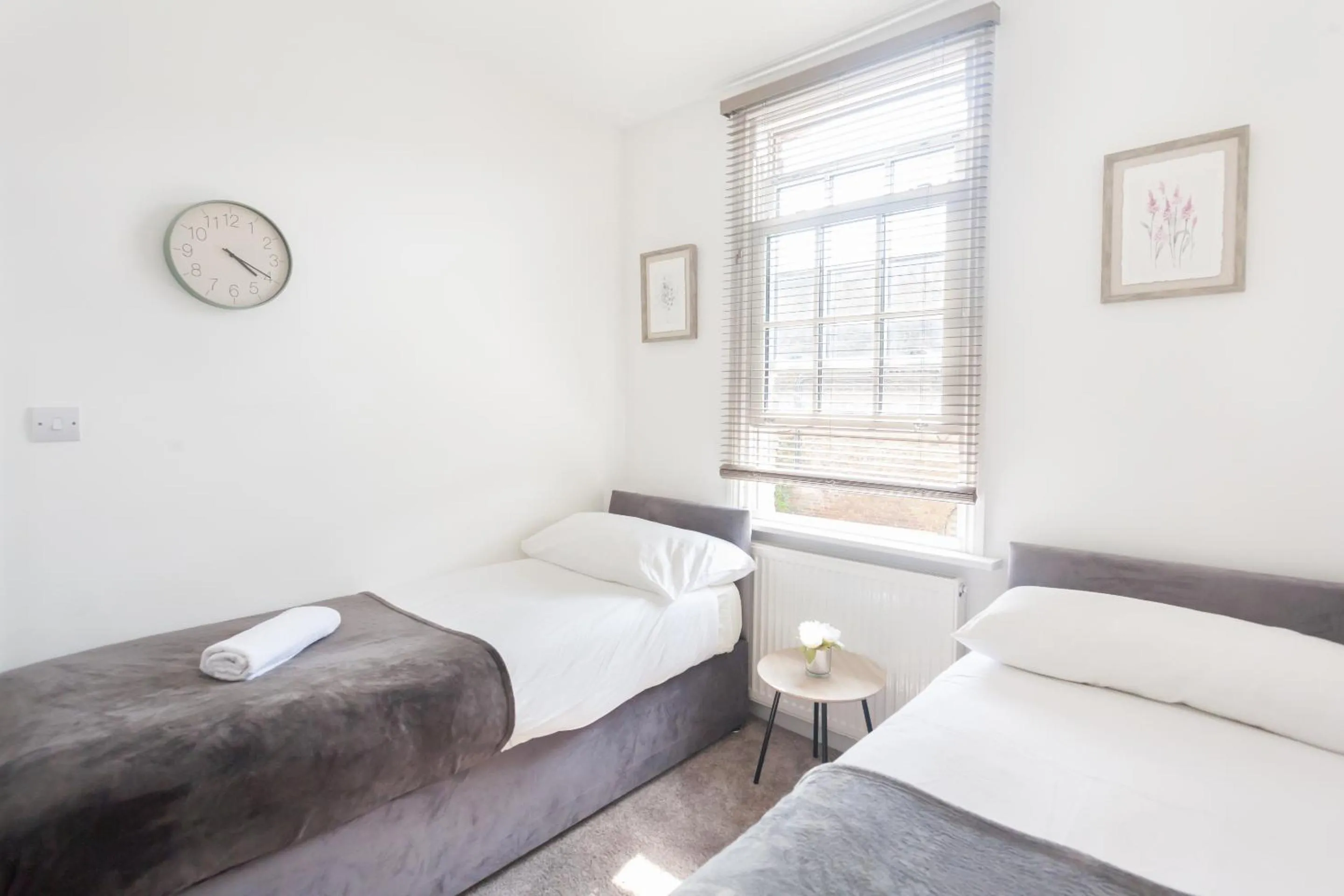 Bedroom, Bed in Camden House
