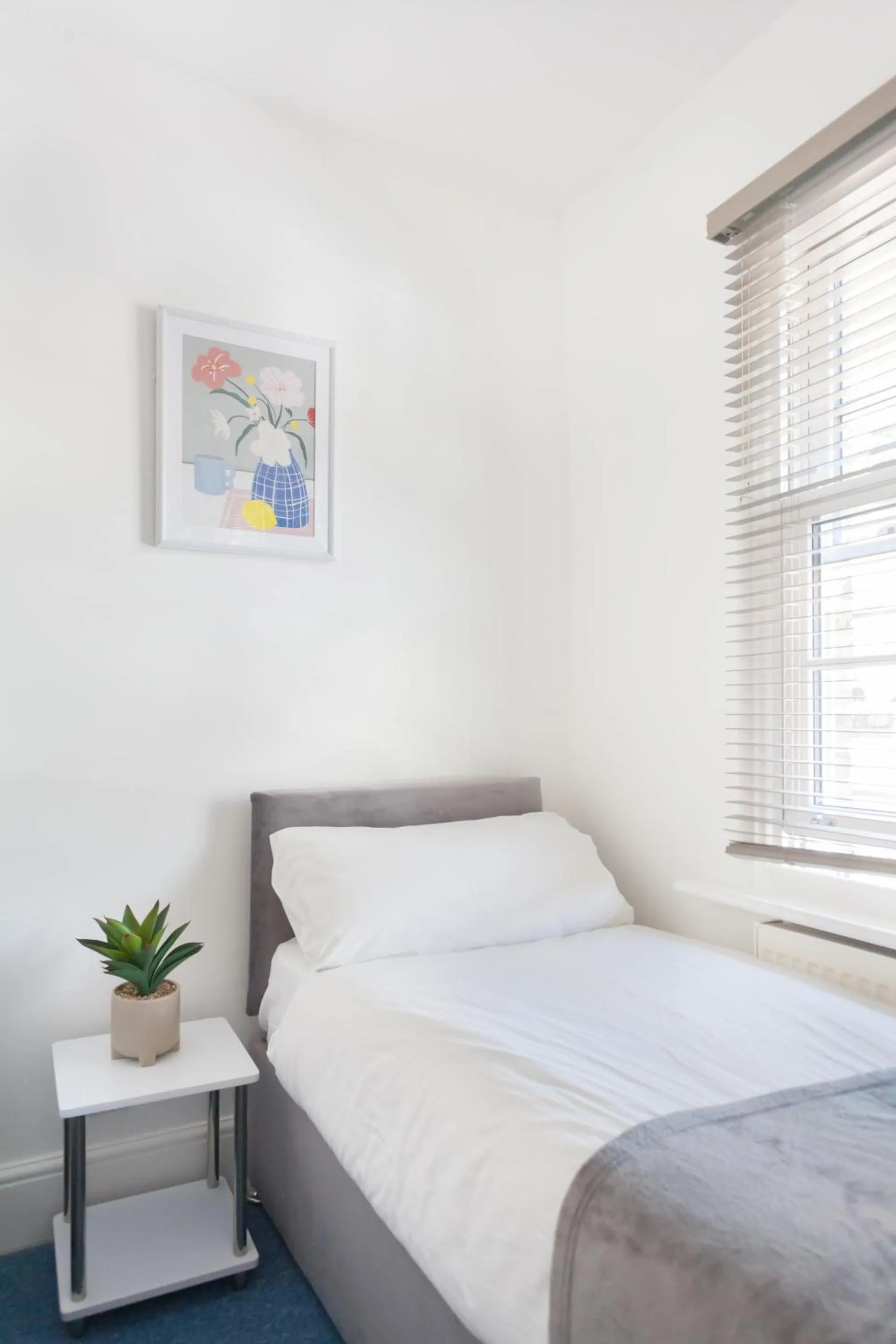 Bedroom, Bed in Camden House