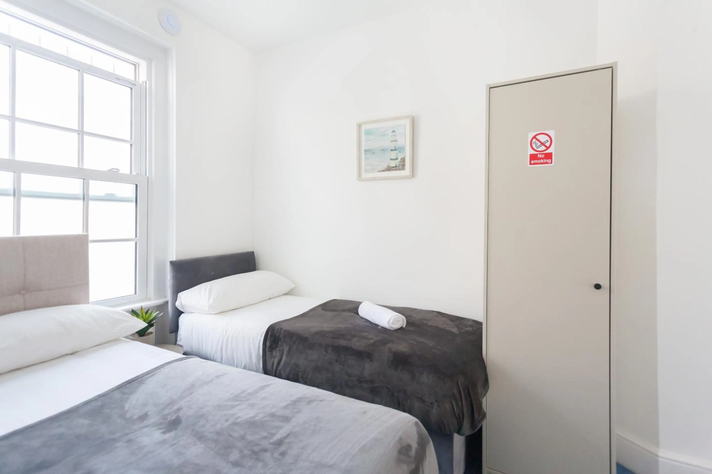 Bedroom, Bed in Camden House