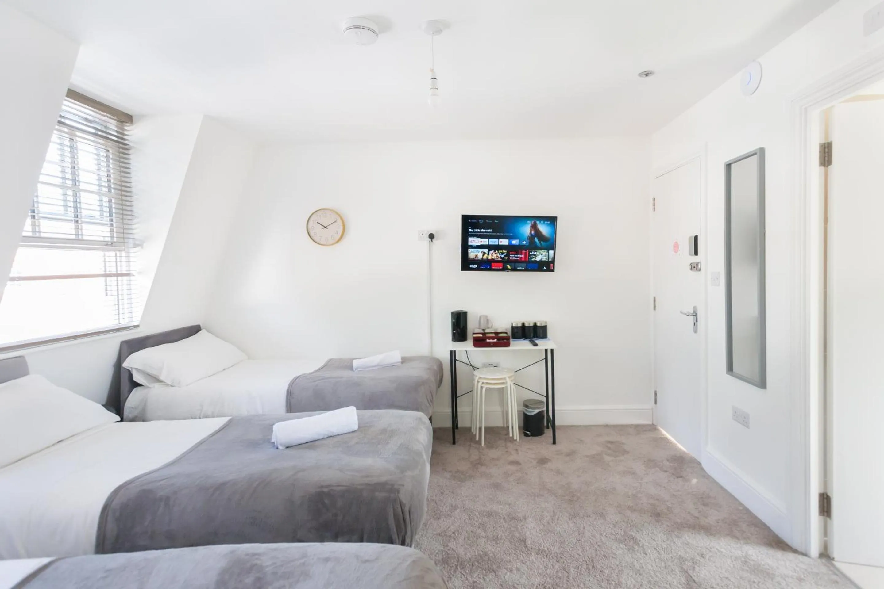 Bedroom, Bed in Camden House