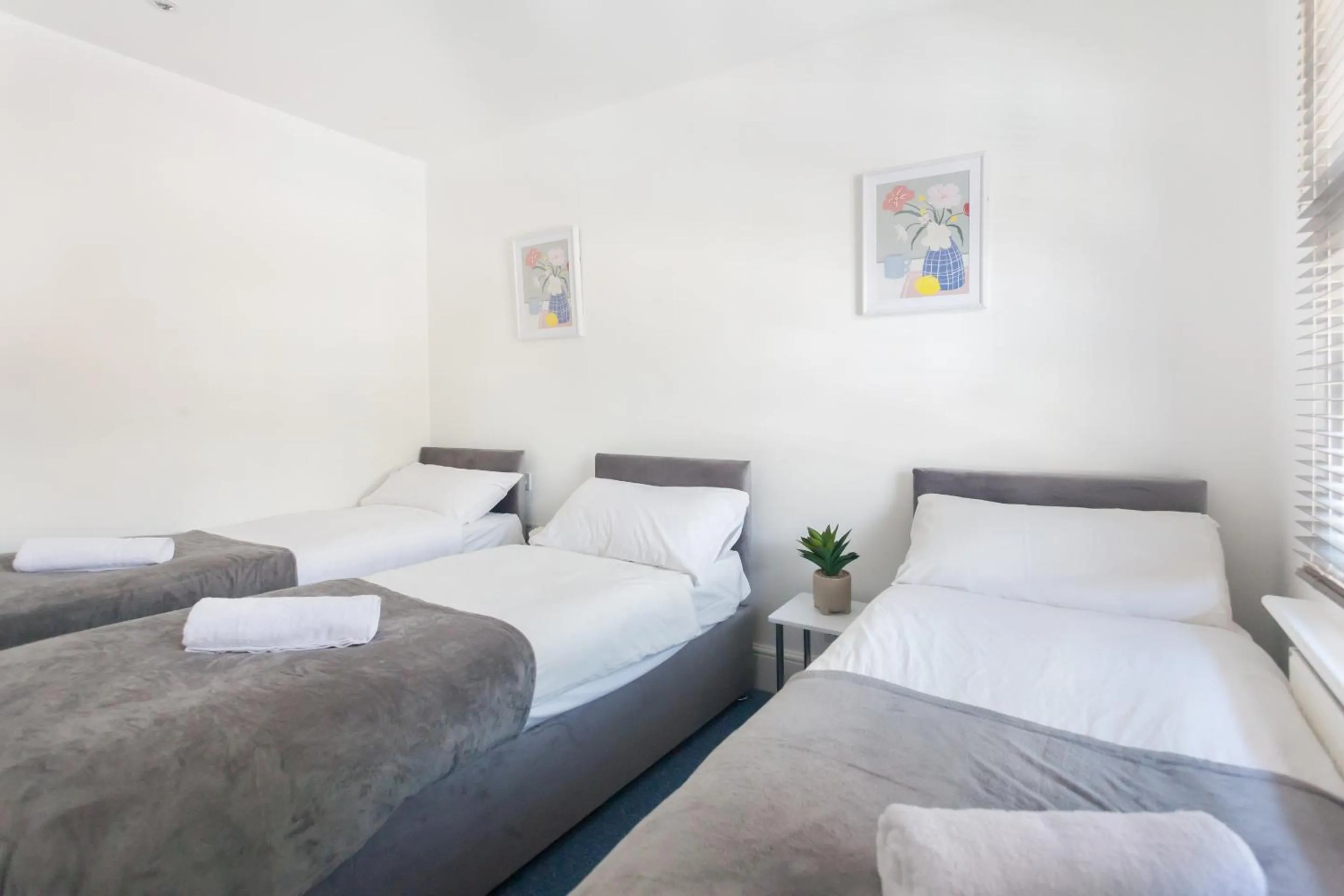 Bedroom, Bed in Camden House