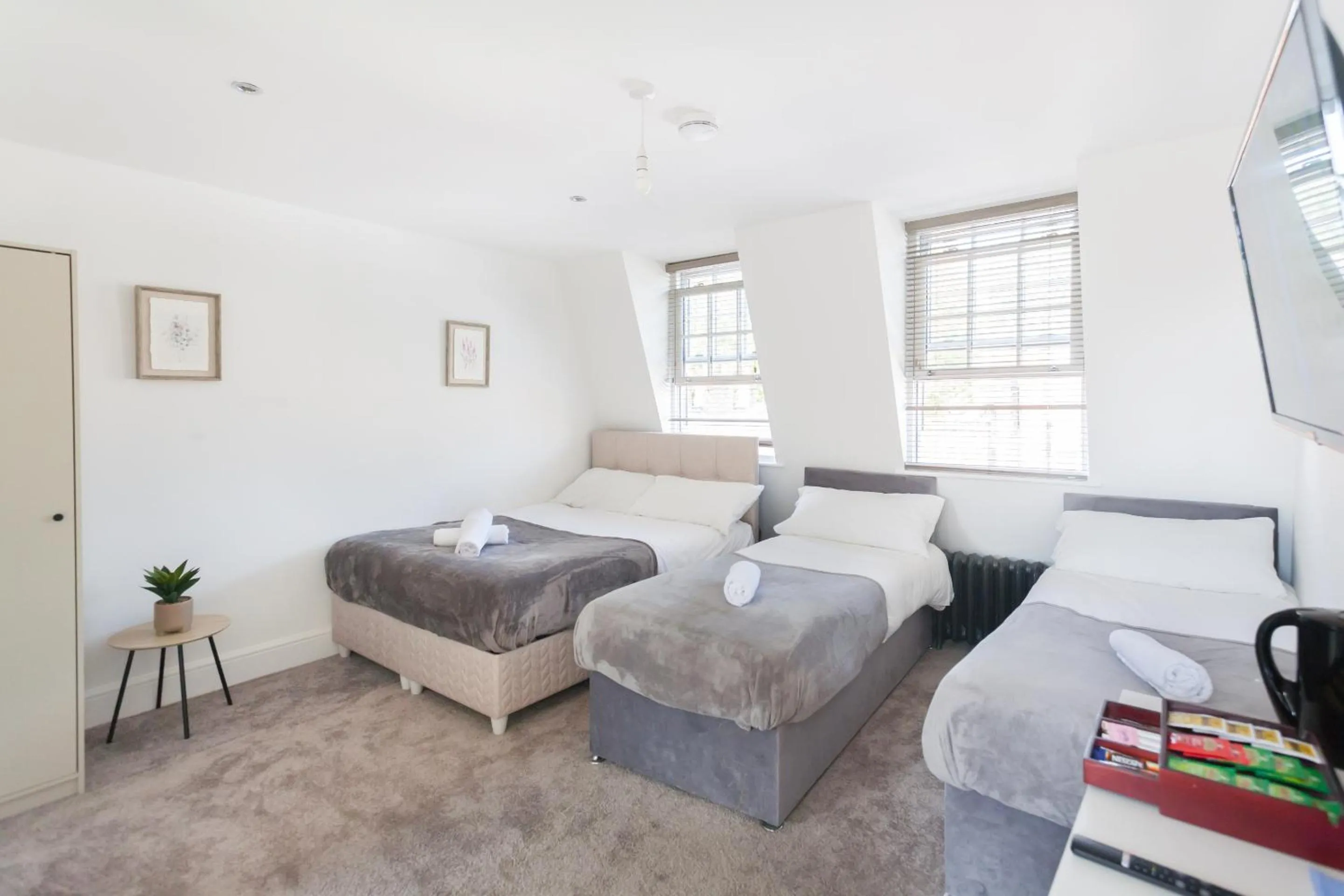 Bedroom, Bed in Camden House
