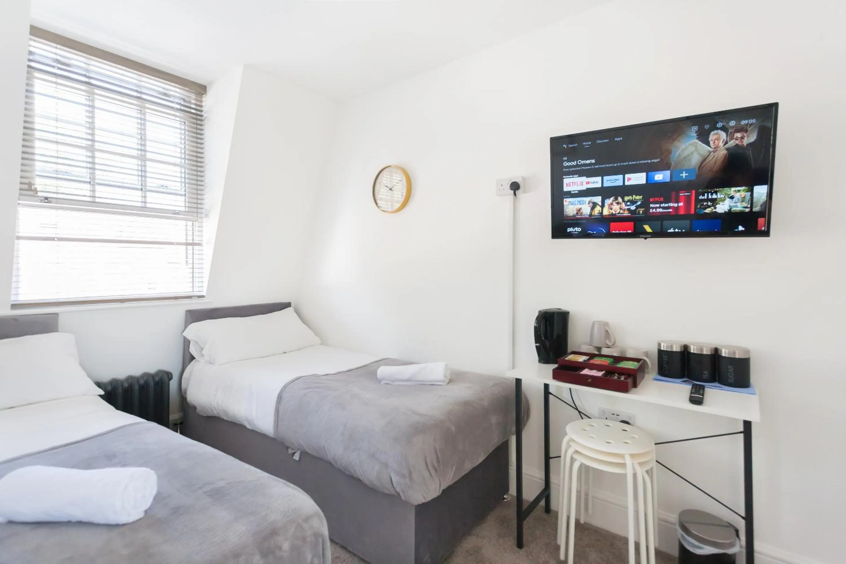 Bedroom, Bed in Camden House