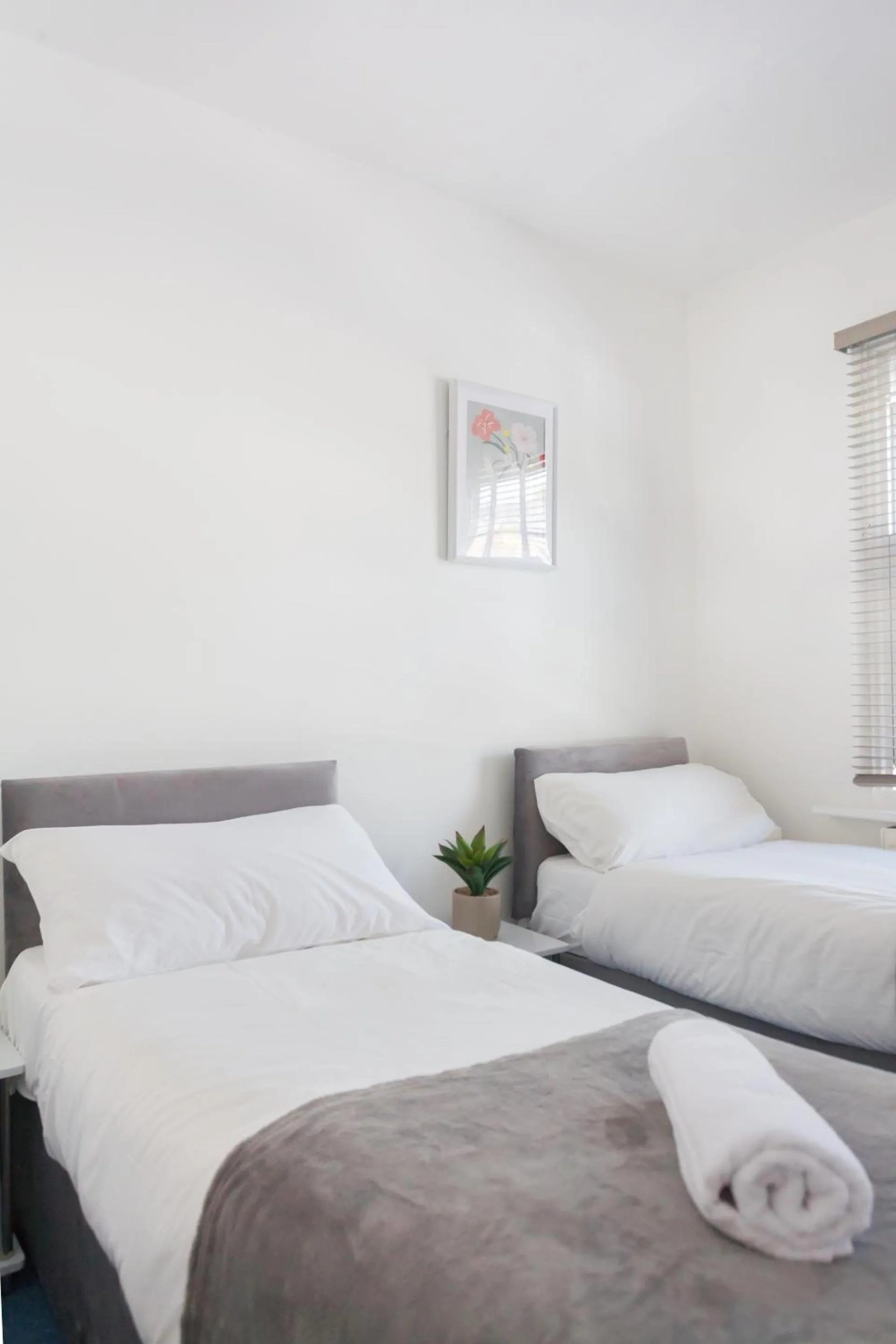 Bedroom, Bed in Camden House