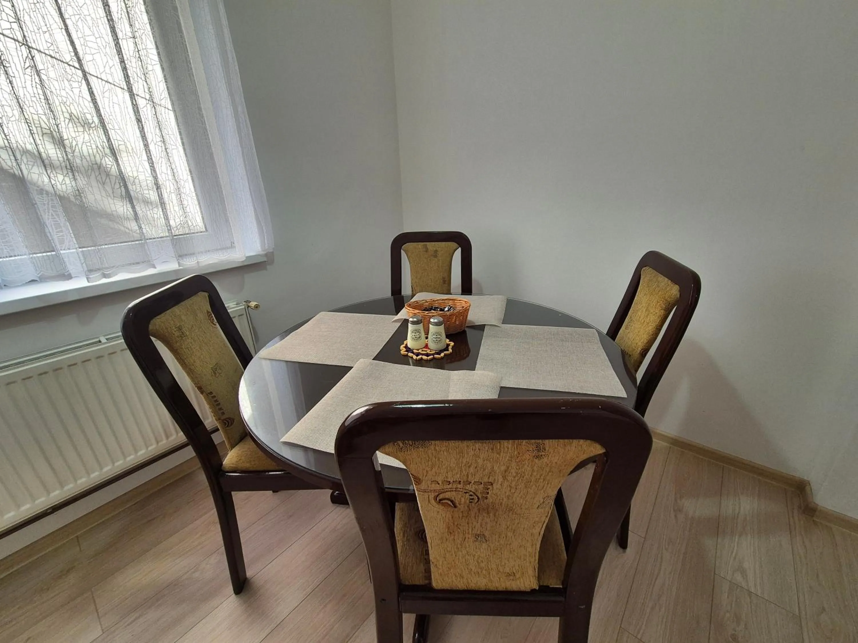 Restaurant/places to eat in Old Town Residence - Free parking