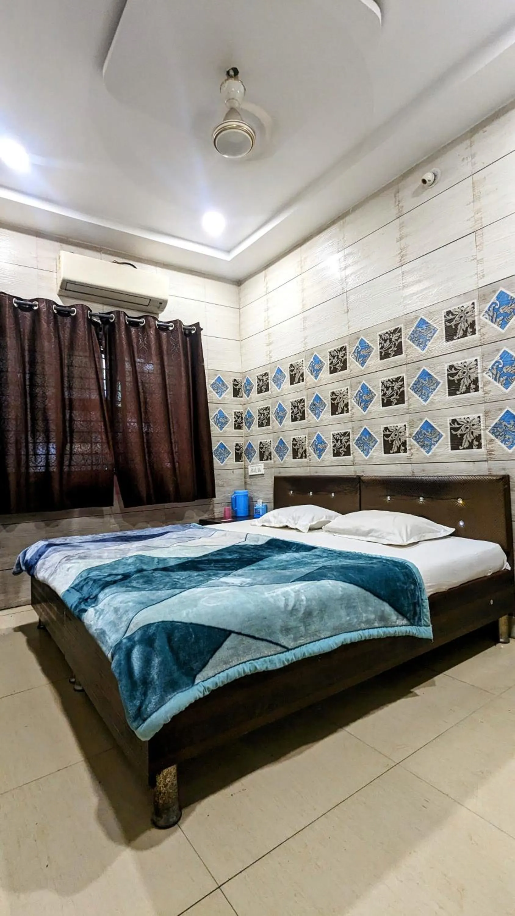 Bedroom, Bed in Hotel Shikhar Inn