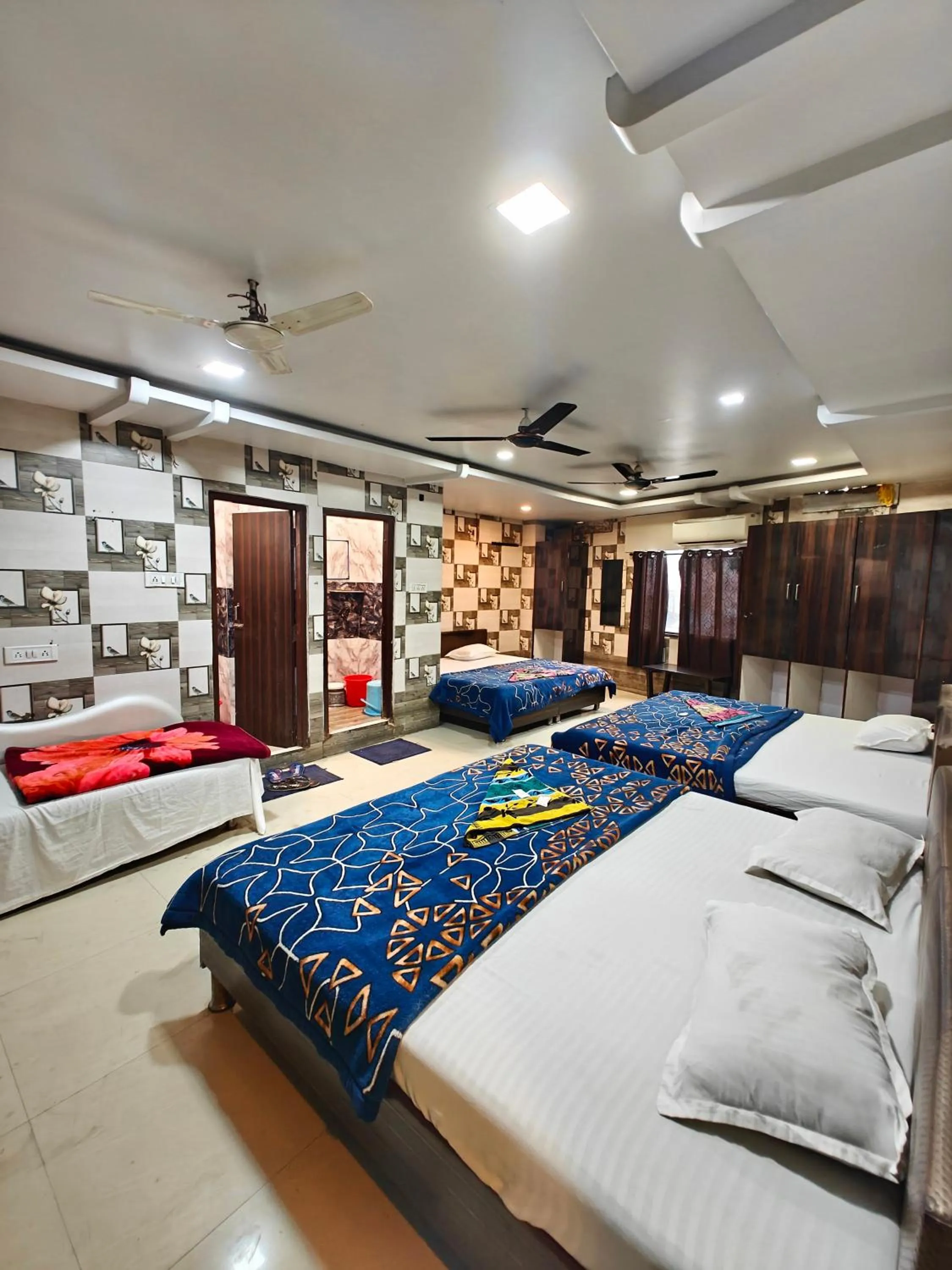 Bedroom, Bed in Hotel Shikhar Inn