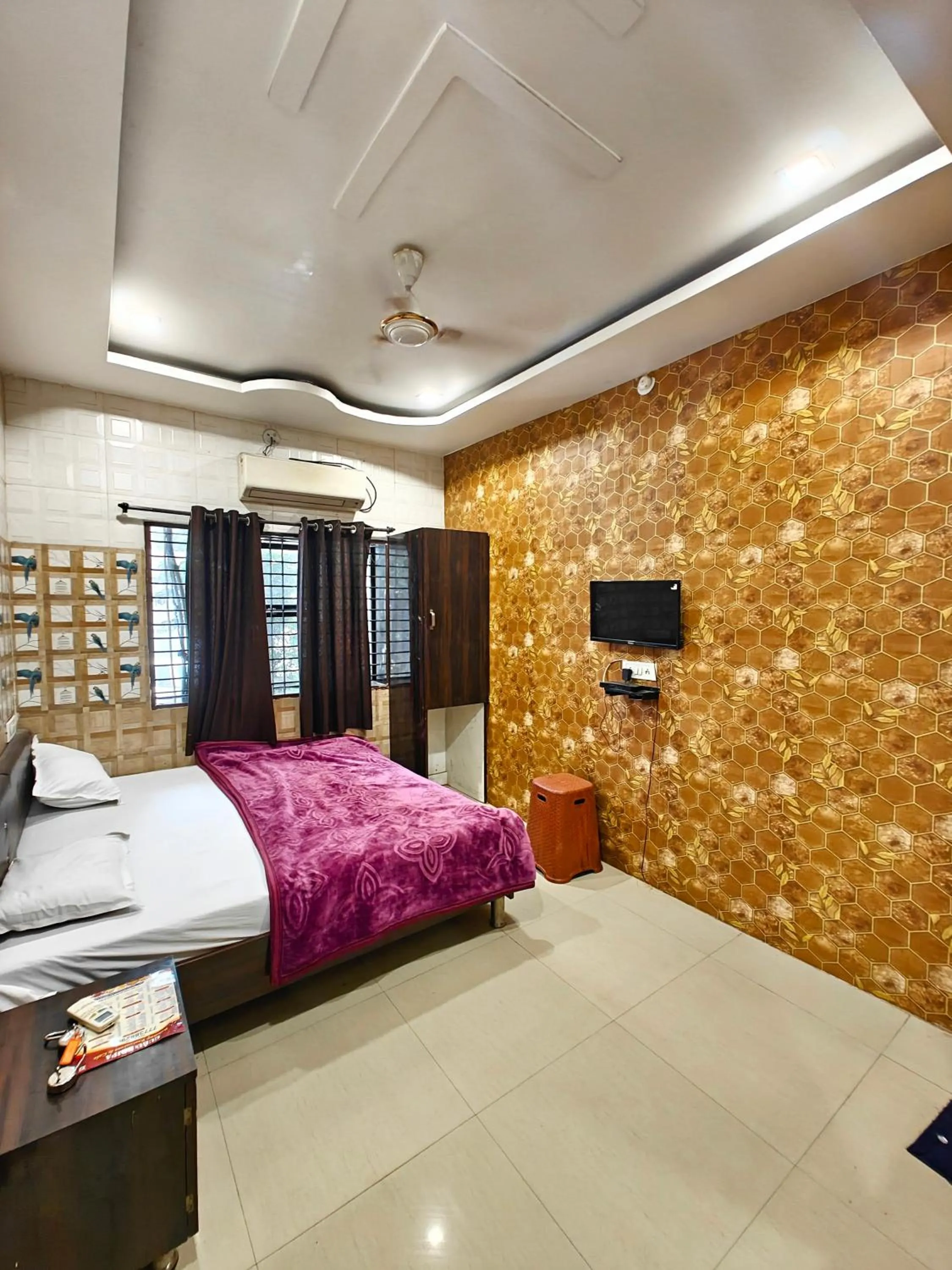 Bedroom, Bed in Hotel Shikhar Inn