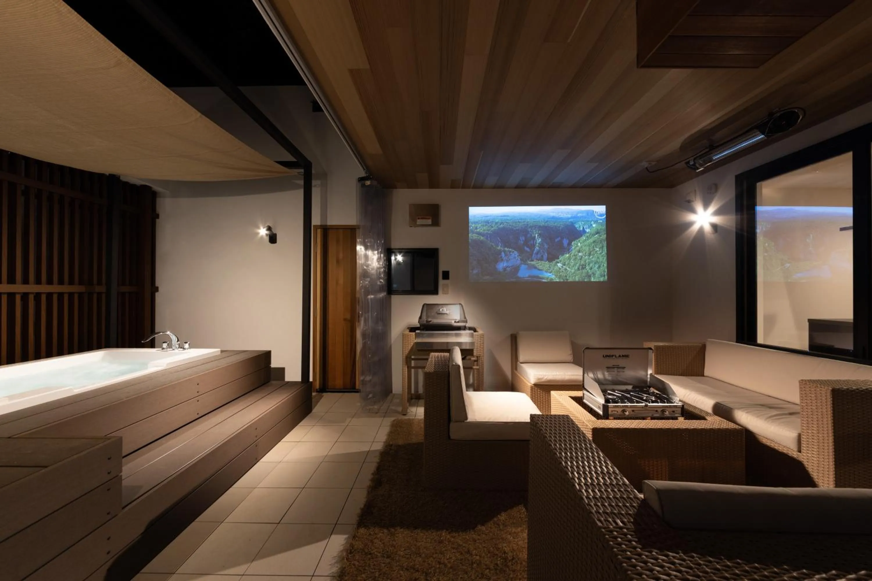 Communal lounge/ TV room in villa vacances hamanako