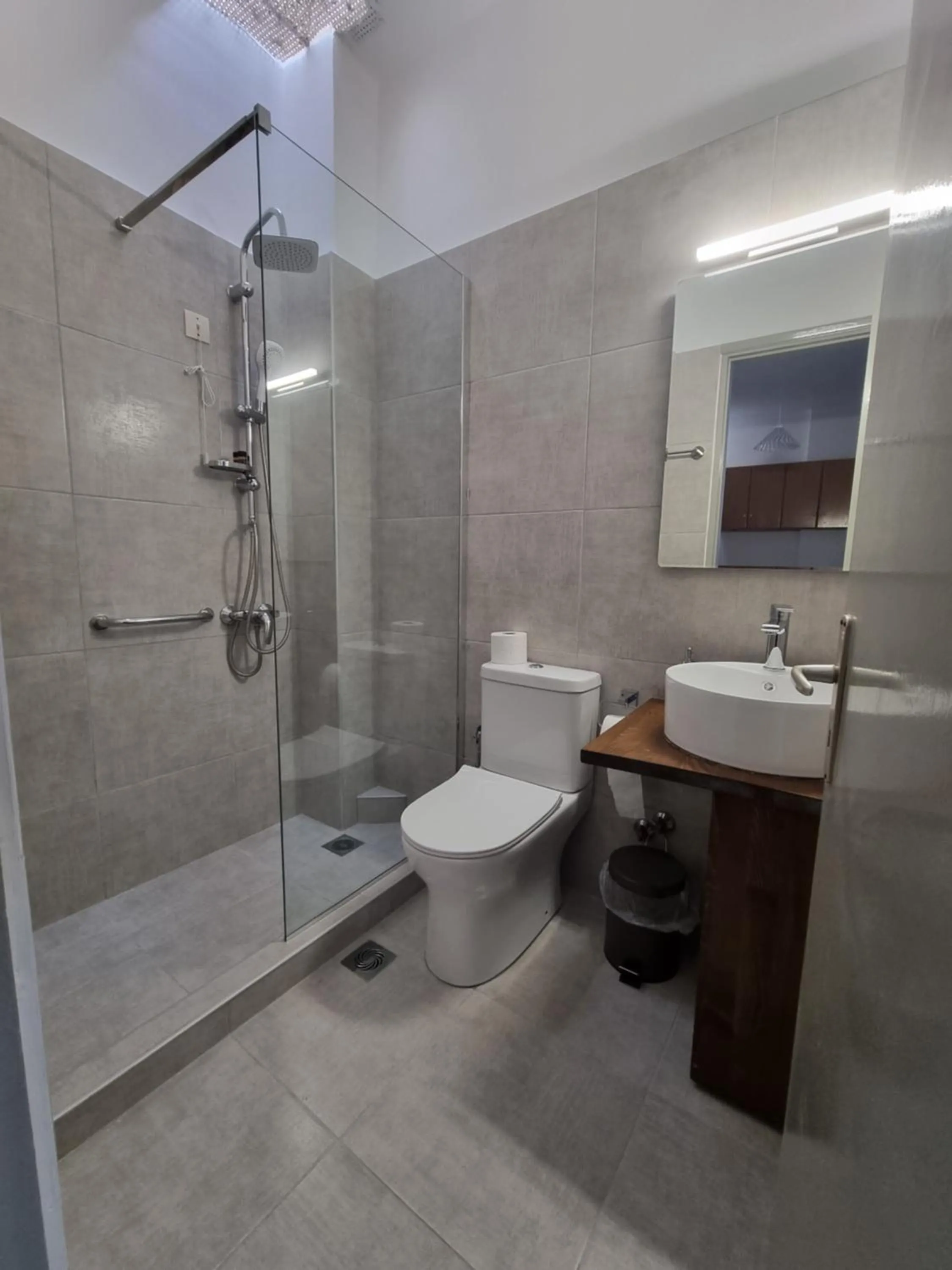 Shower in To Kyma