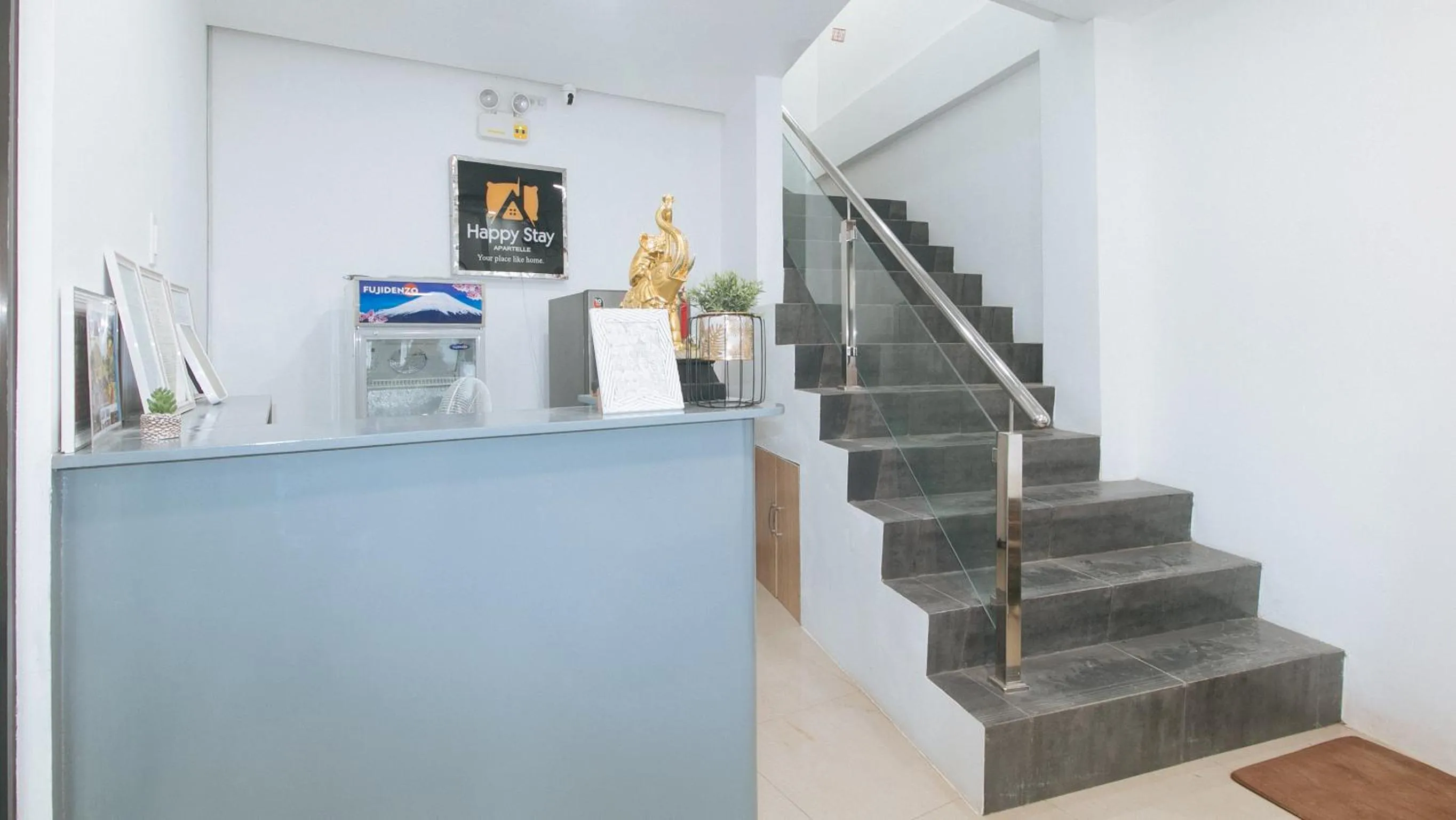 Lobby or reception in RedDoorz at Happy Stay Apartelle