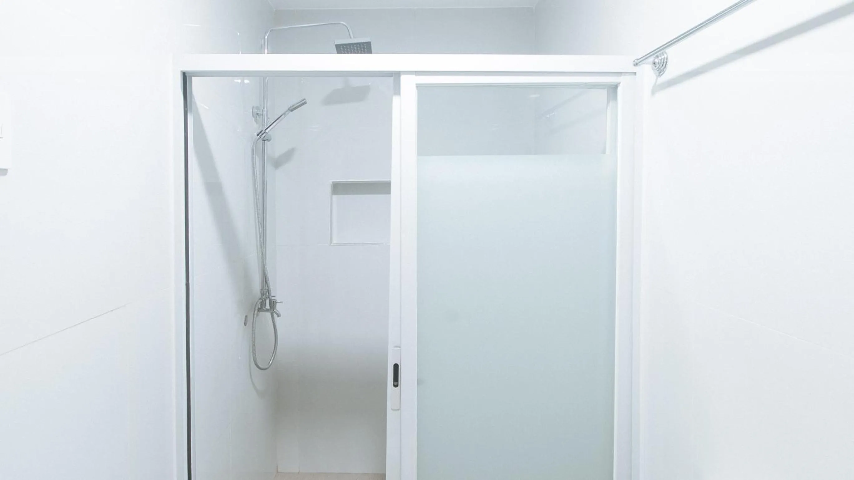 Shower in RedDoorz at Happy Stay Apartelle