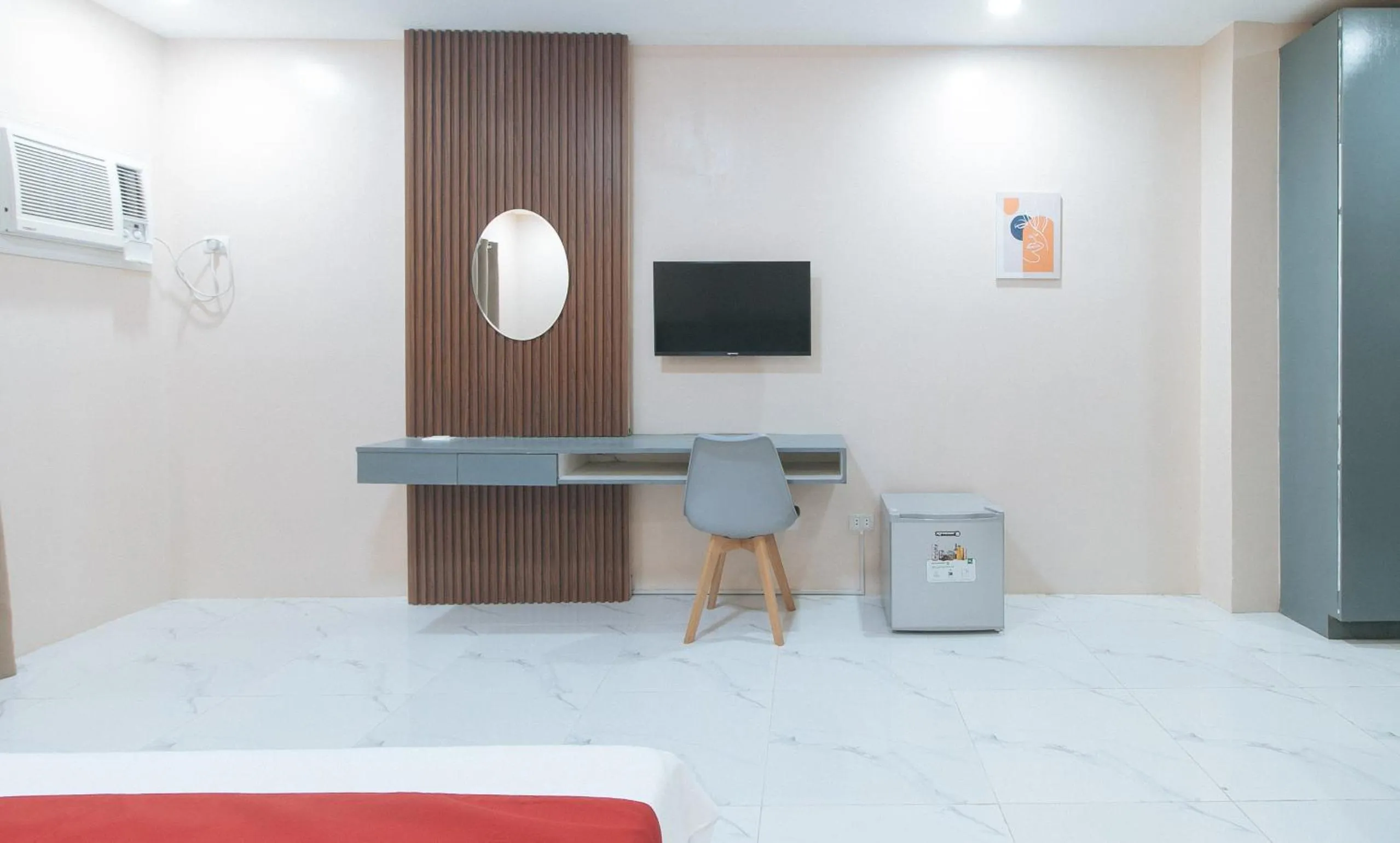 TV and multimedia in RedDoorz at Happy Stay Apartelle