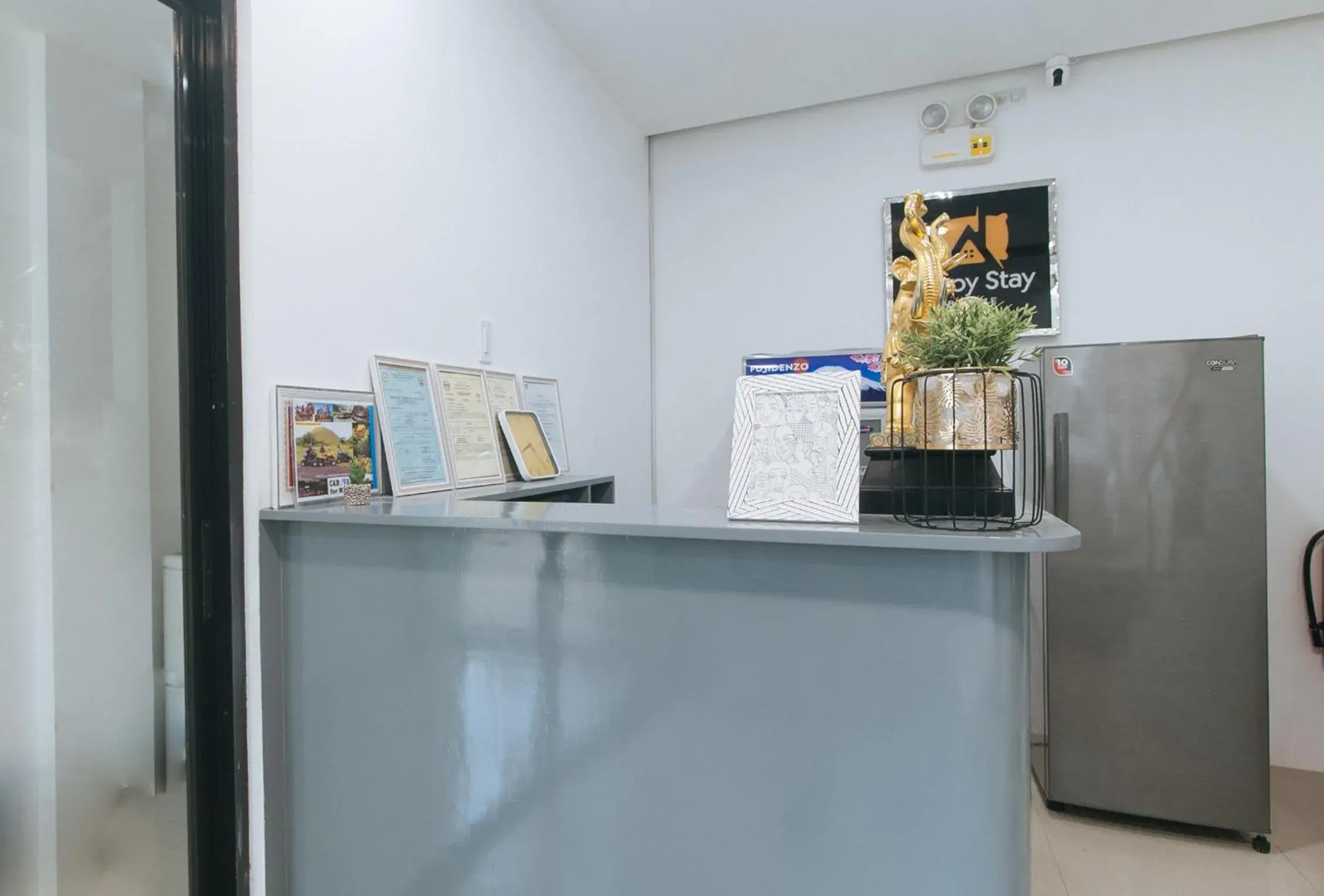 Lobby or reception in RedDoorz at Happy Stay Apartelle Lobby or reception in RedDoorz at Happy Stay Apartelle